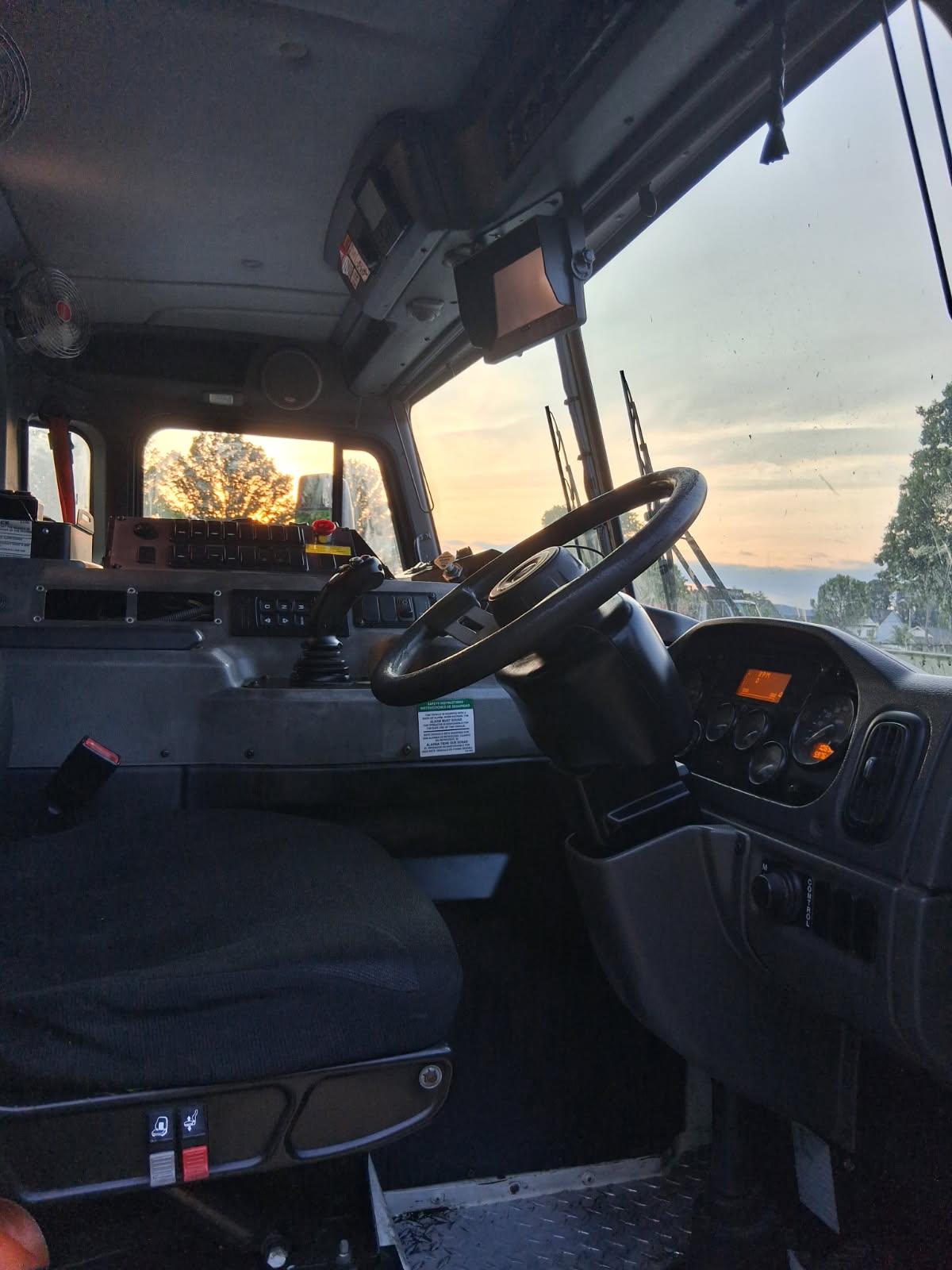 2019 Peterbilt Heil Automated Side Loader - image 5