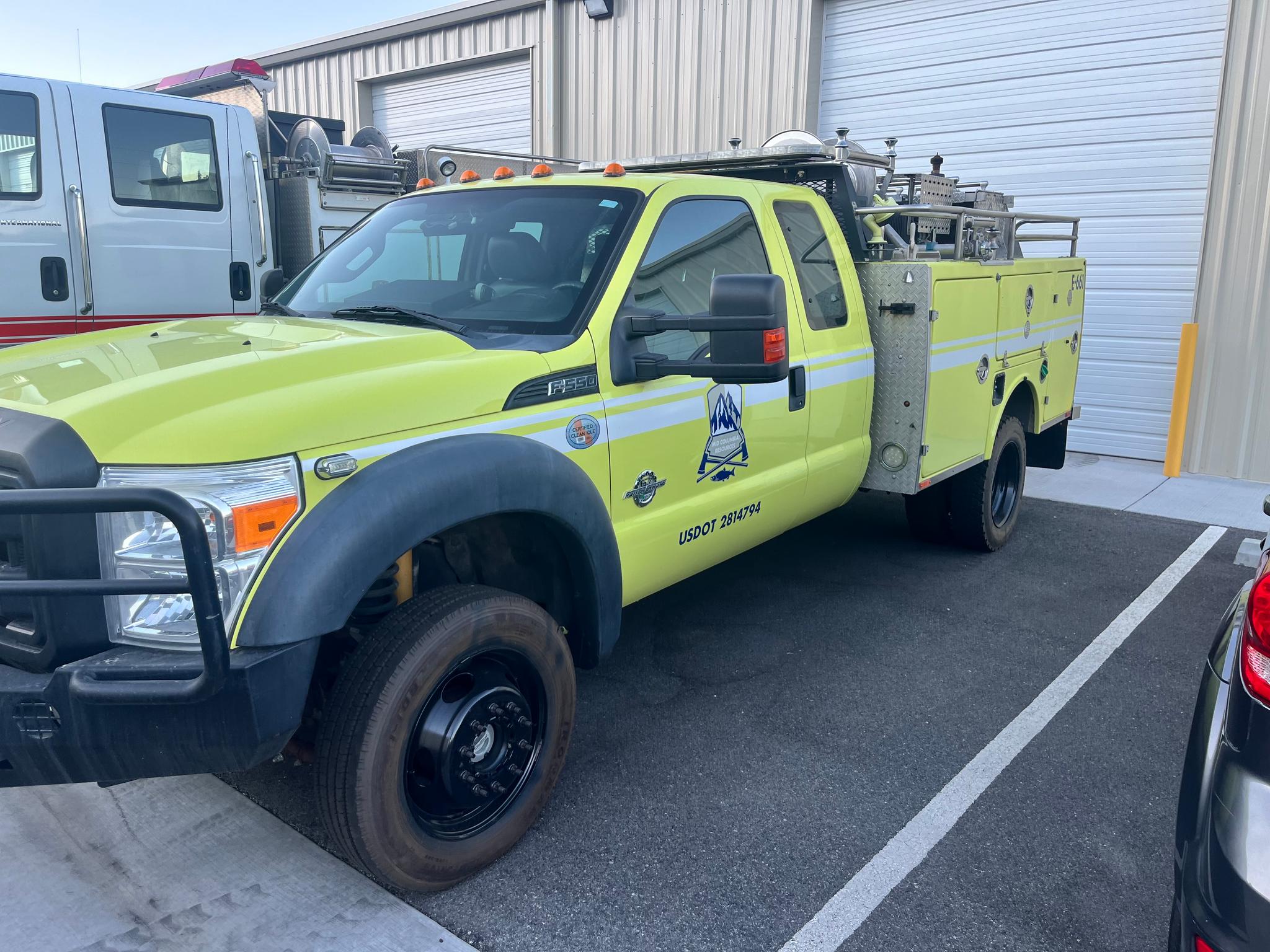 2011 Ford F550 4x4 - image 2