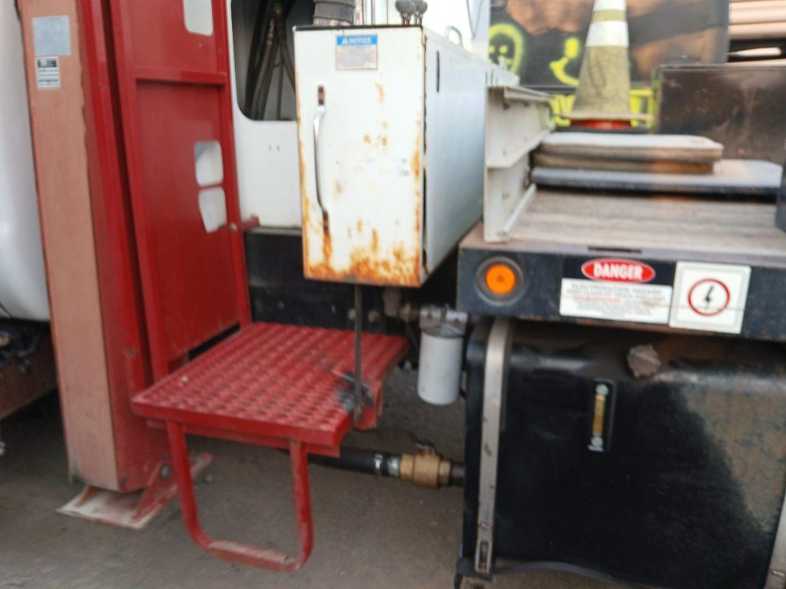 2007 Ford F750 Boom Truck - image 6