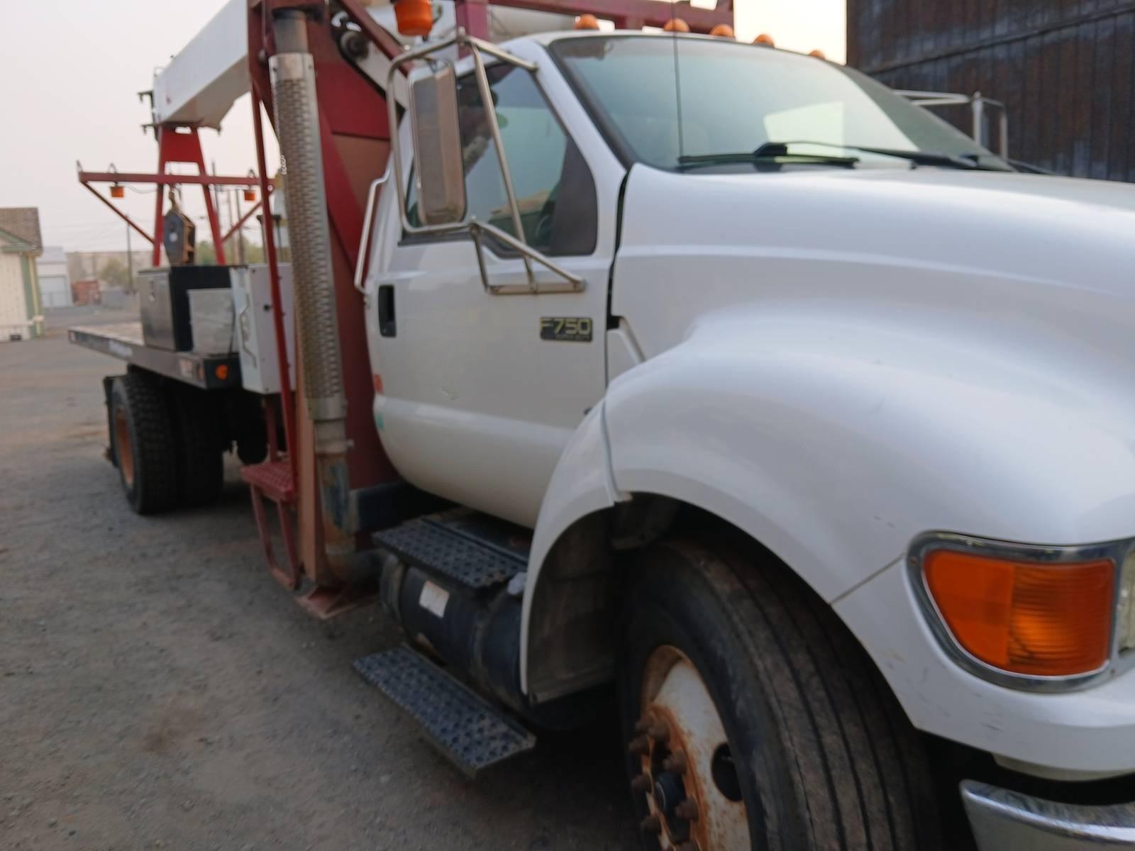 2007 Ford F750 Boom Truck - image 3