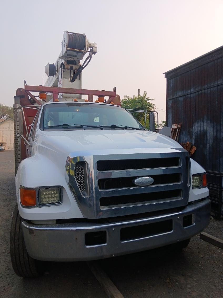 2007 Ford F750 Boom Truck - image 2