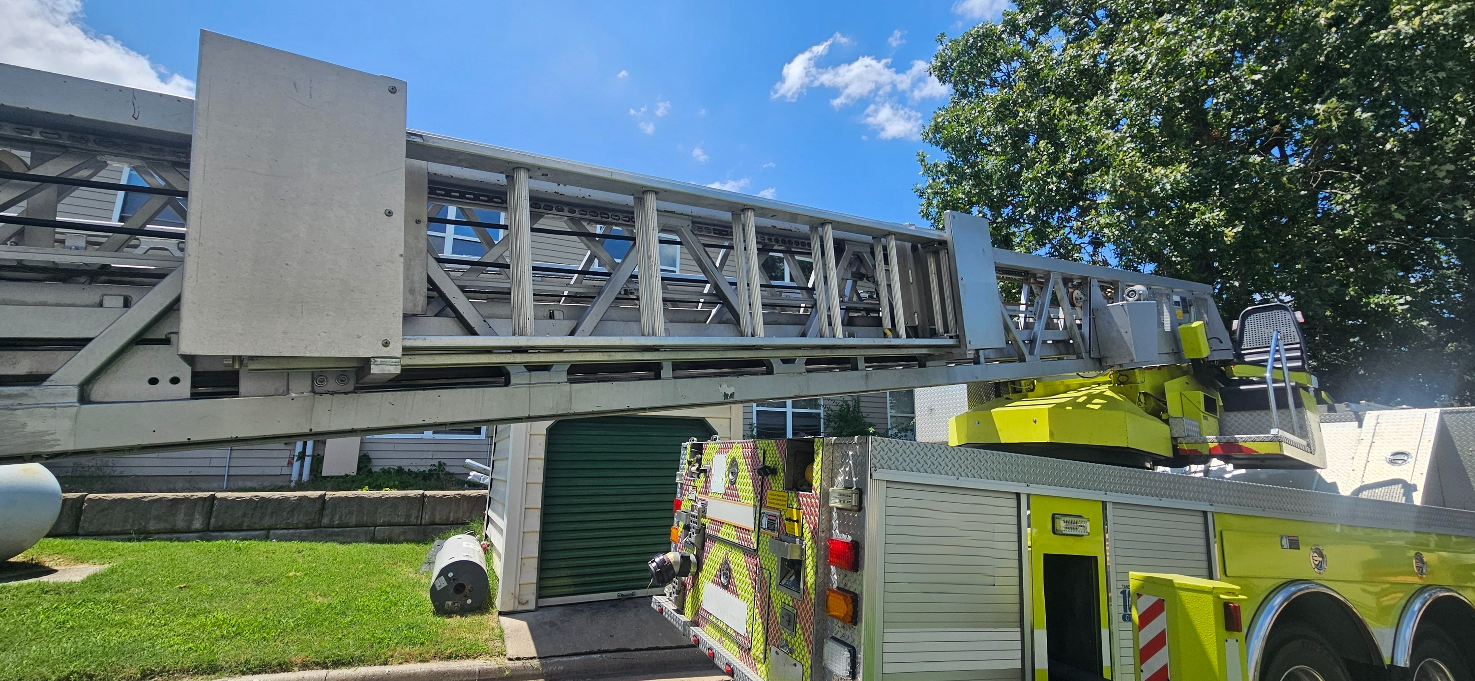 2002 Rosenbauer HME 100' Aerial - image 7