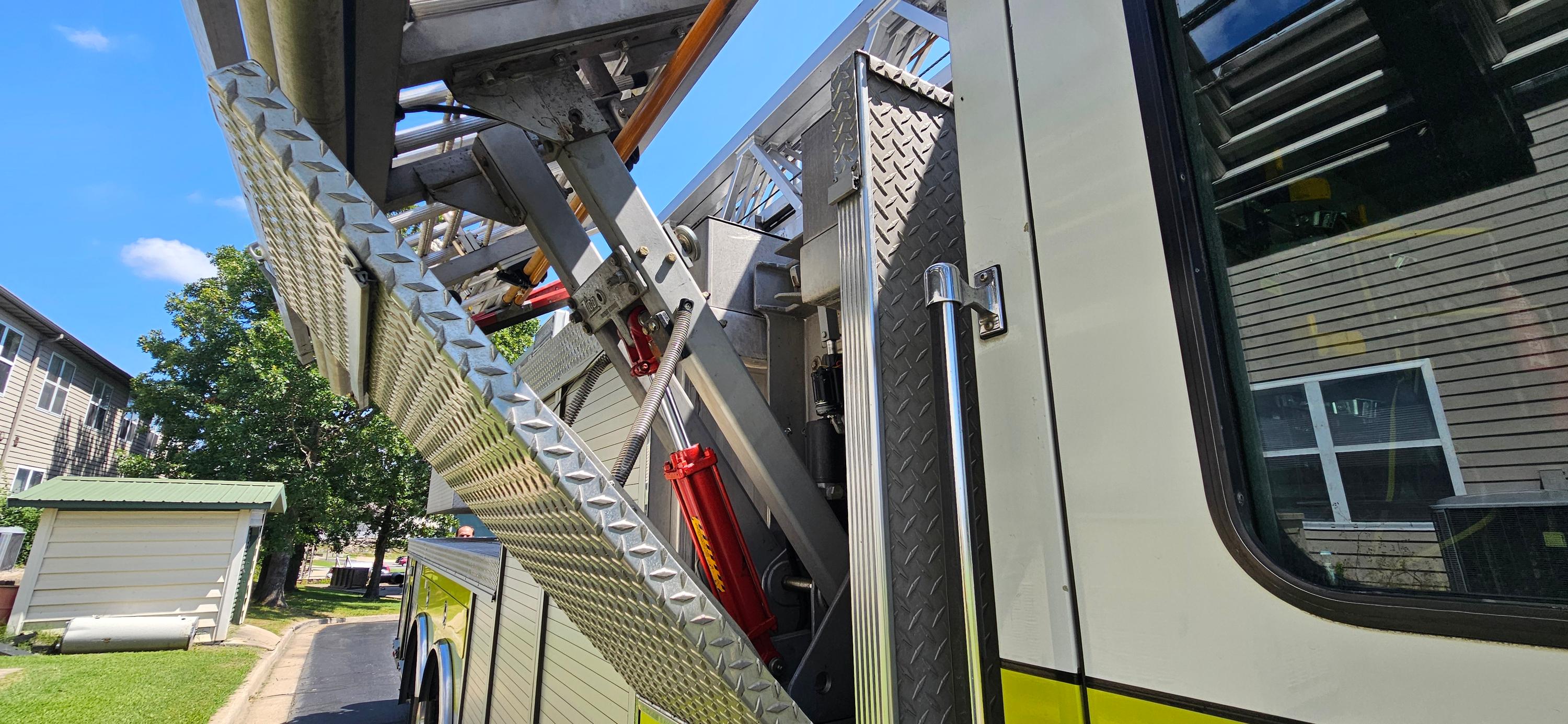 2002 Rosenbauer HME 100' Aerial - image 10