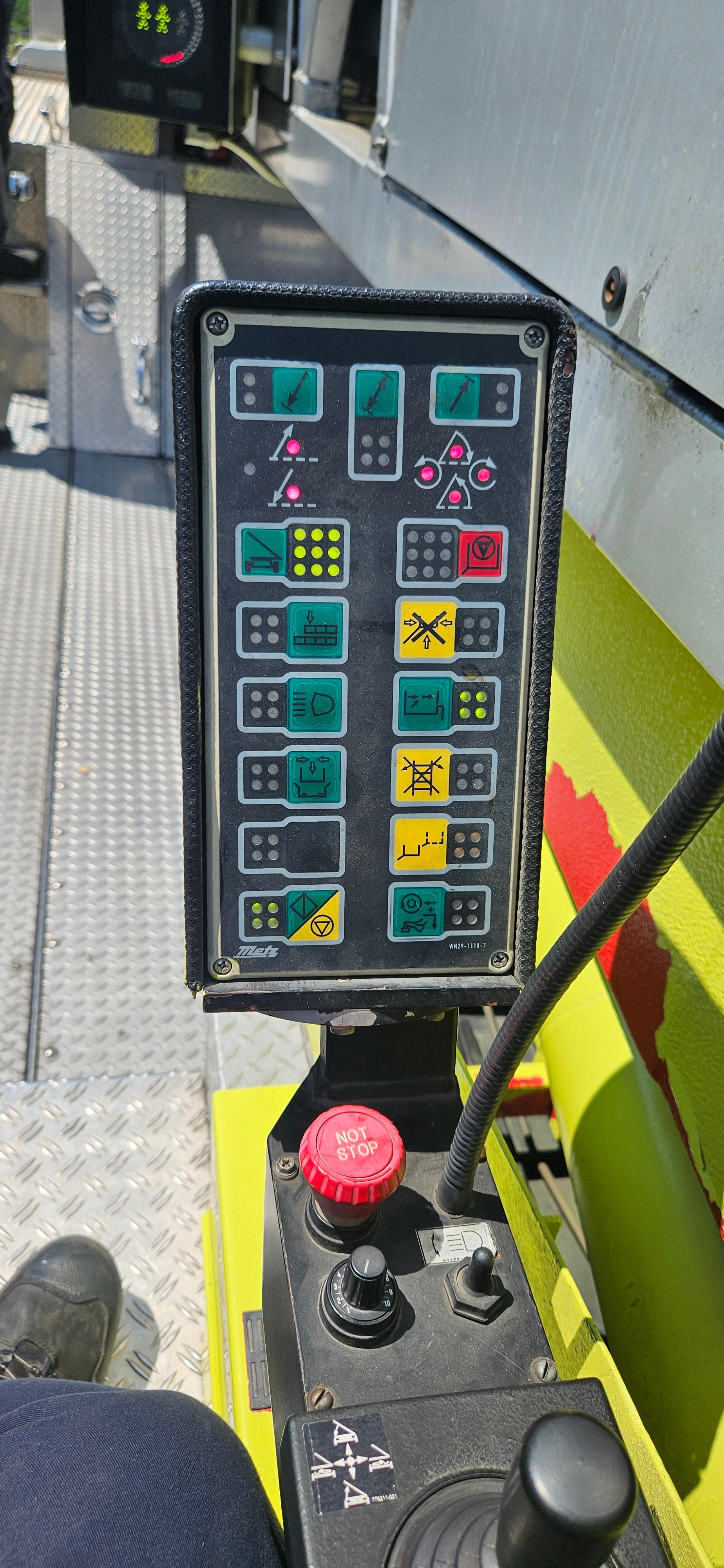 2002 Rosenbauer HME 100' Aerial - image 112