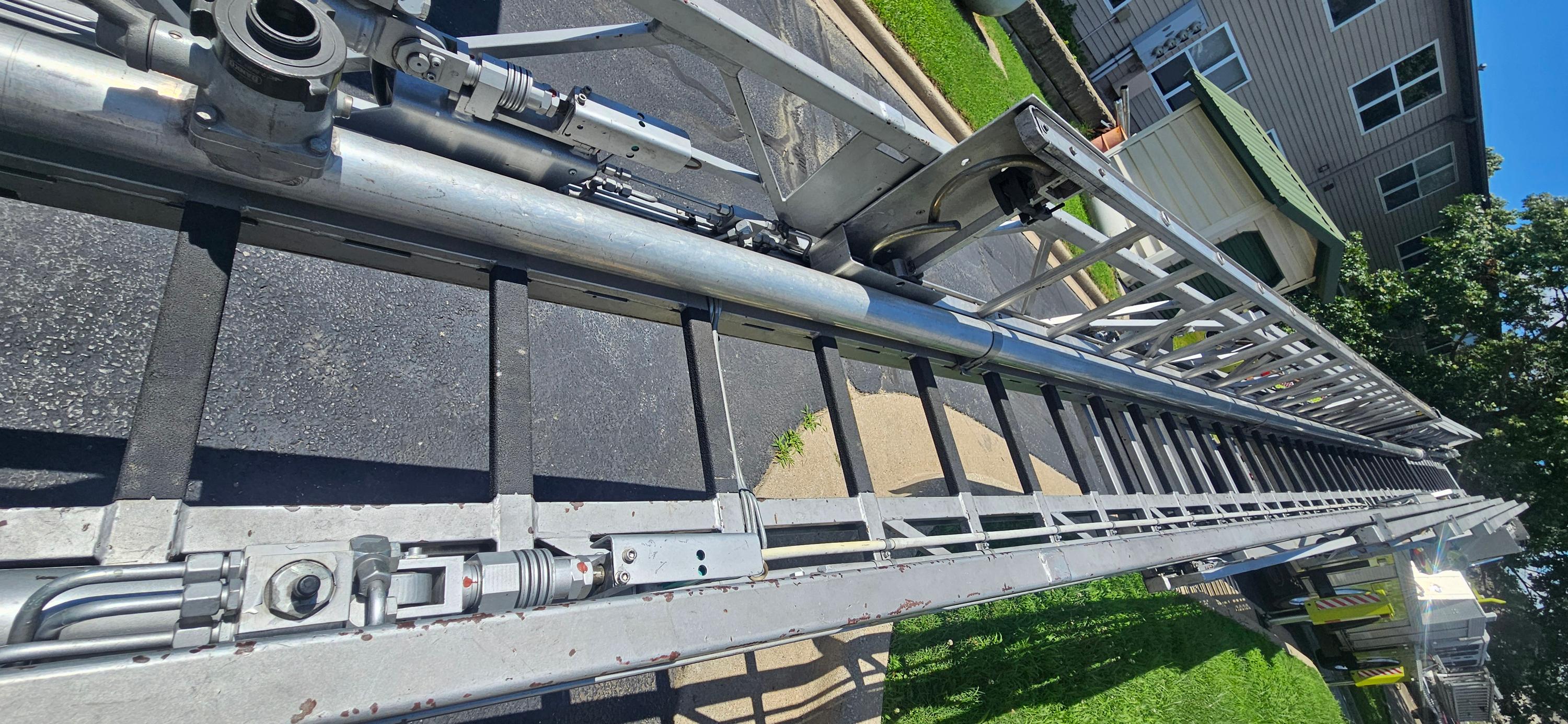 2002 Rosenbauer HME 100' Aerial - image 100