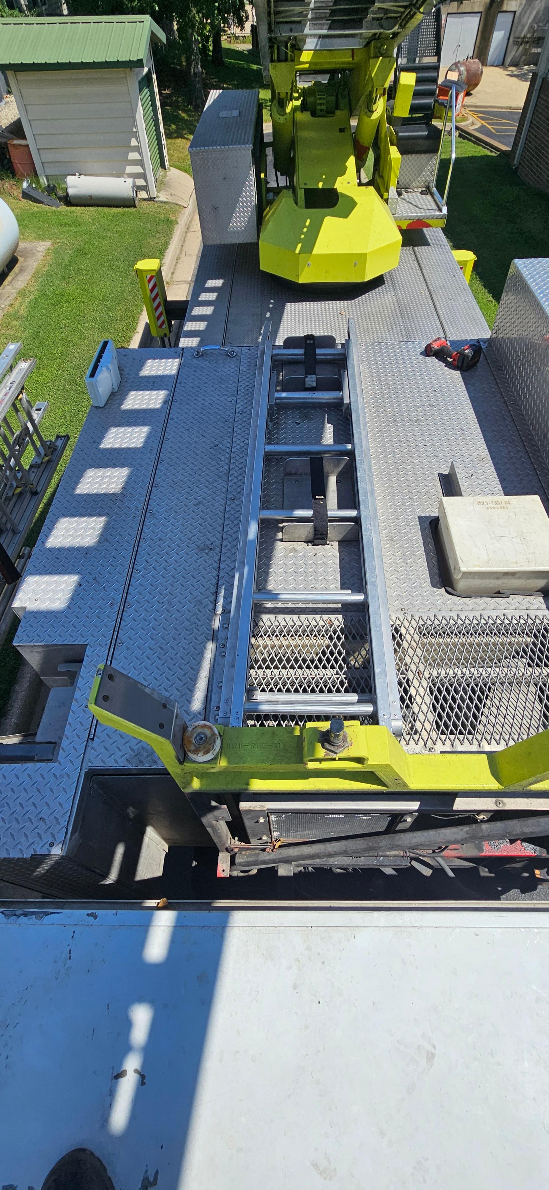2002 Rosenbauer HME 100' Aerial - image 109