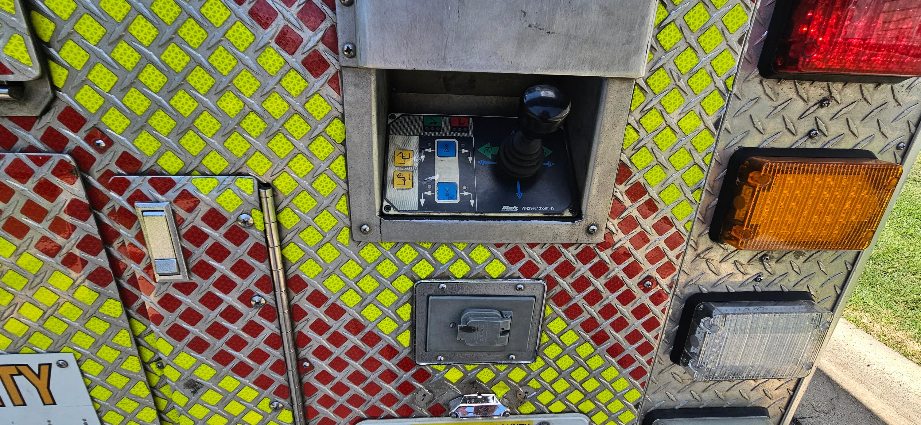 2002 Rosenbauer HME 100' Aerial - image 16