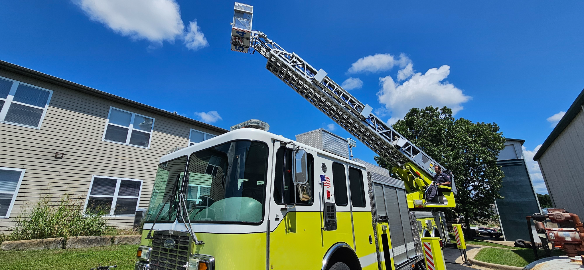 2002 Rosenbauer HME 100' Aerial - image 2