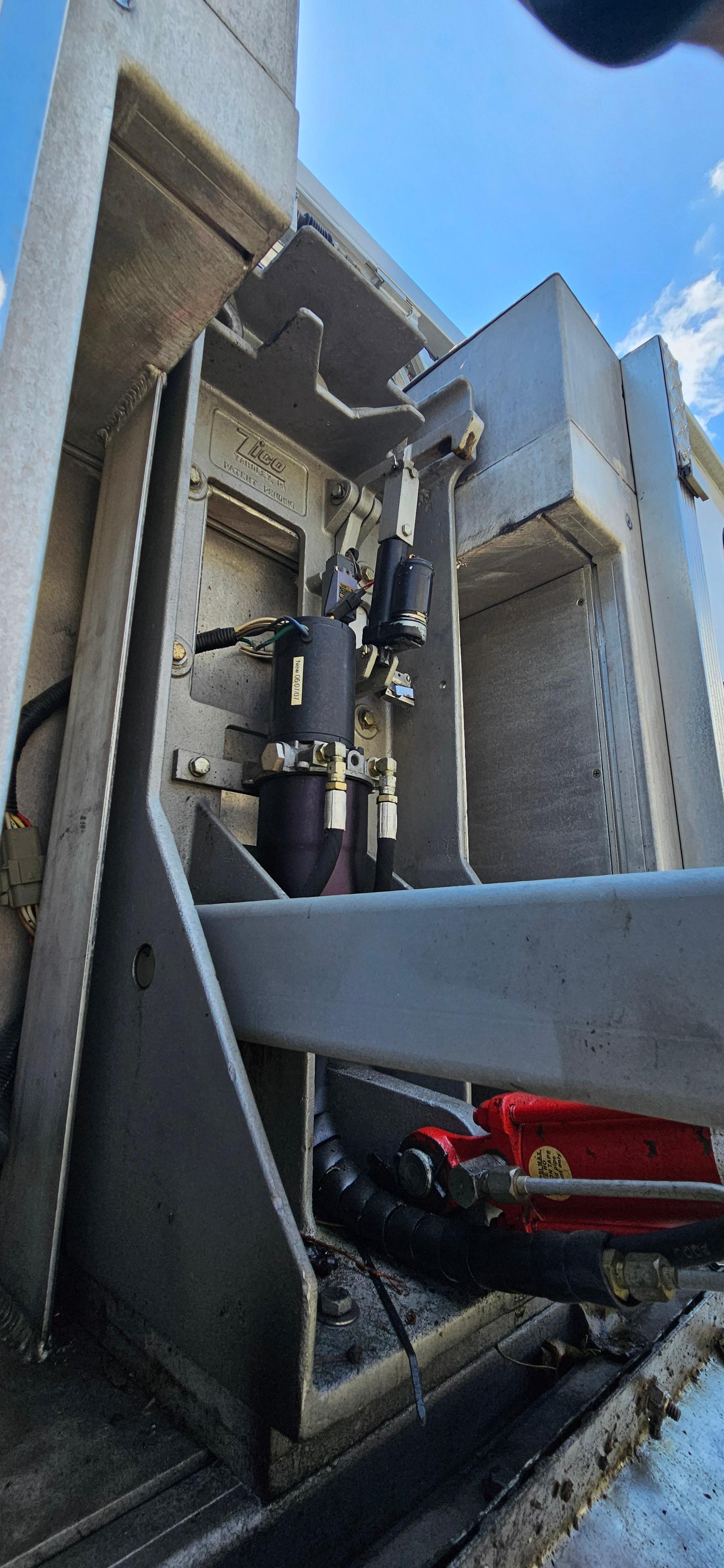 2002 Rosenbauer HME 100' Aerial - image 121