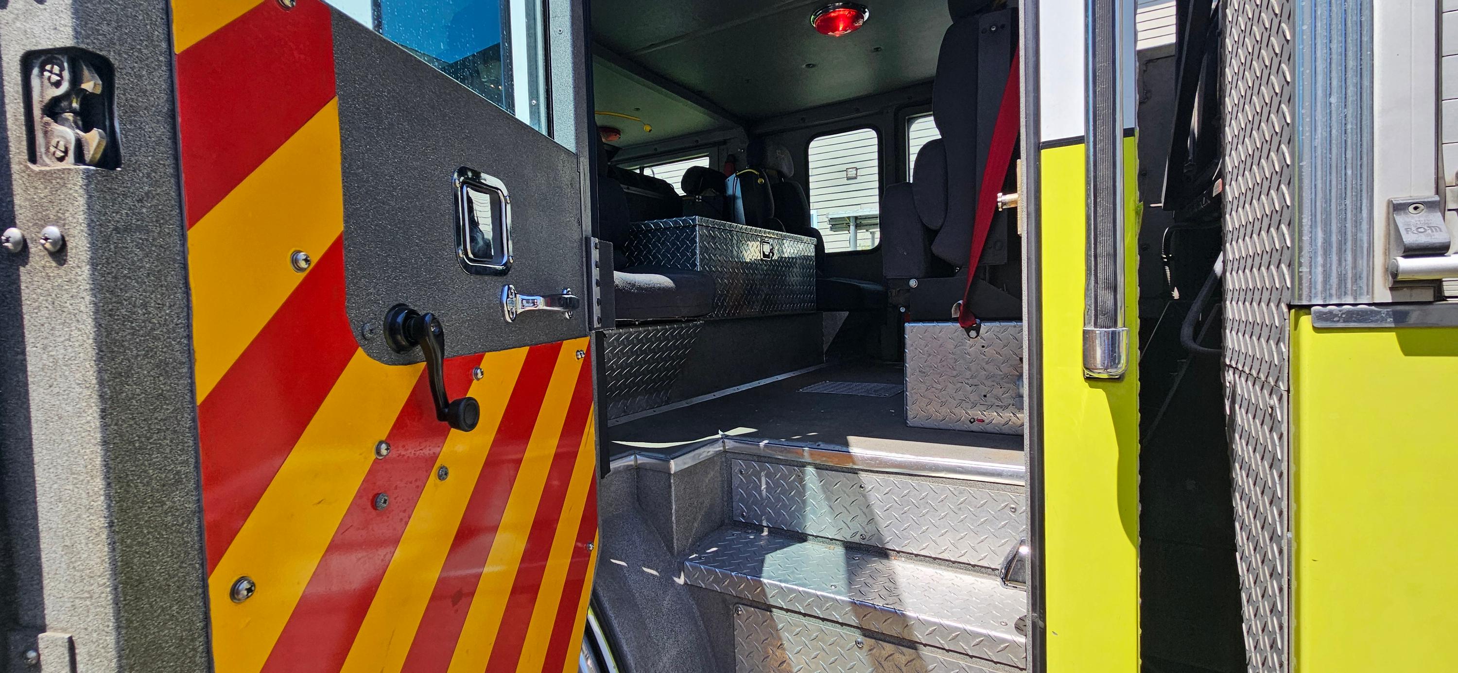 2002 Rosenbauer HME 100' Aerial - image 19
