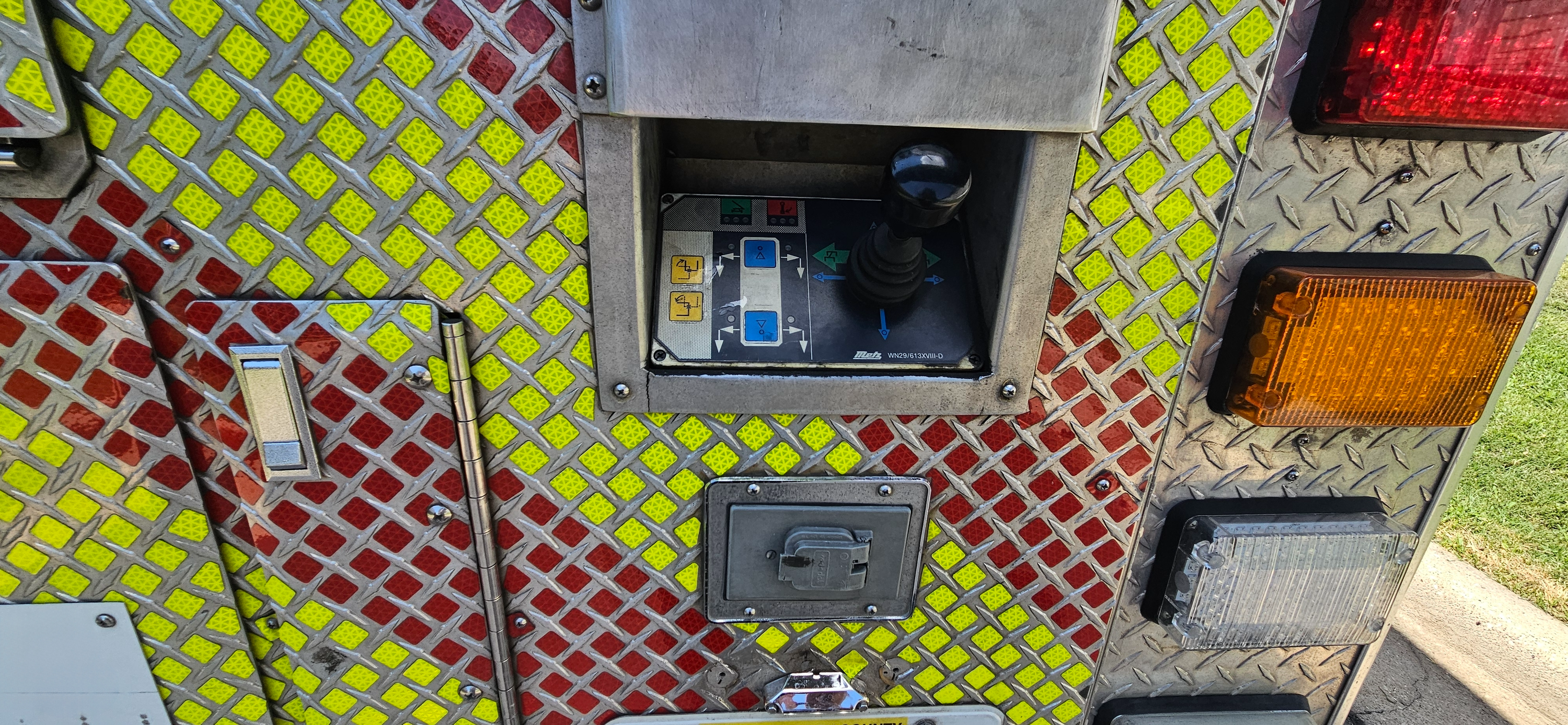 2002 Rosenbauer HME 100' Aerial - image 17