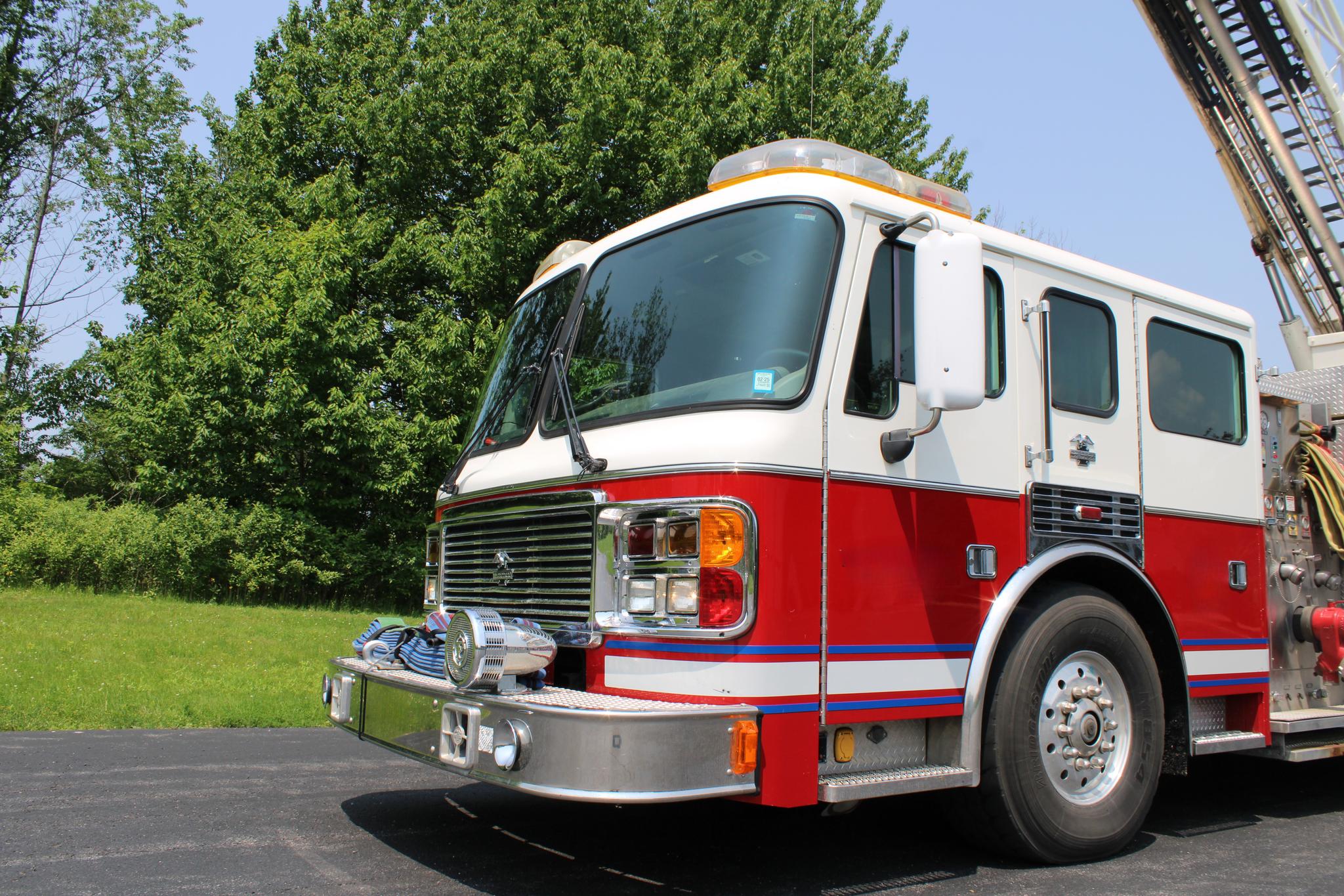 2001 American LaFrance 75ft Quint - image 2