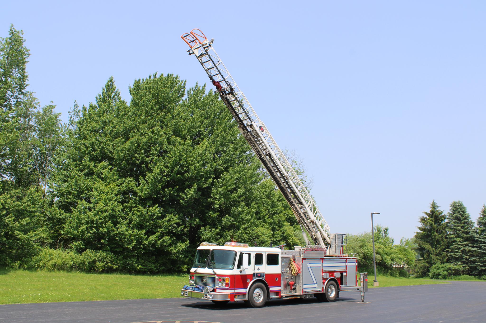 2001 American LaFrance 75ft Quint - image 4