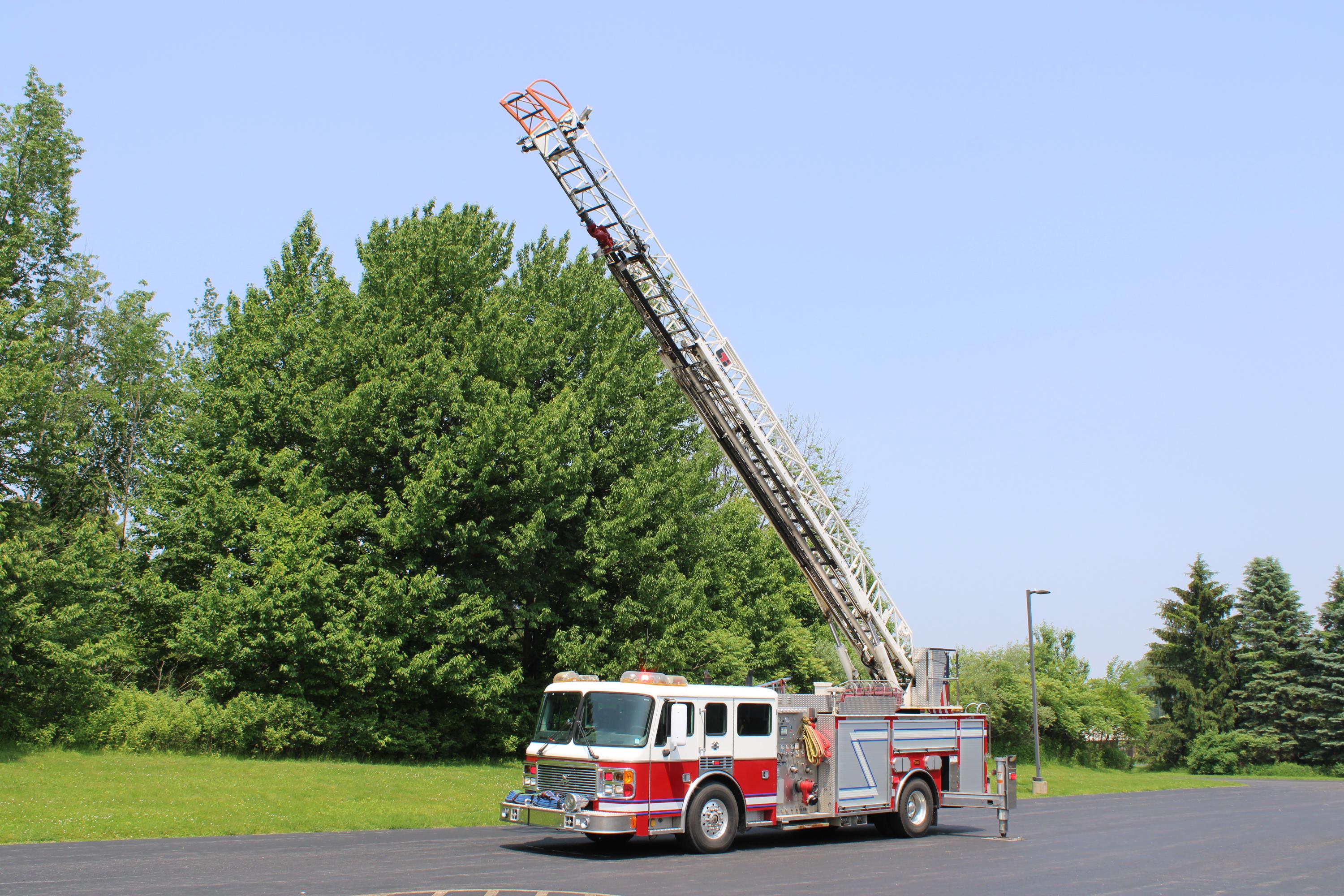 2001 American LaFrance 75ft Quint - image 4