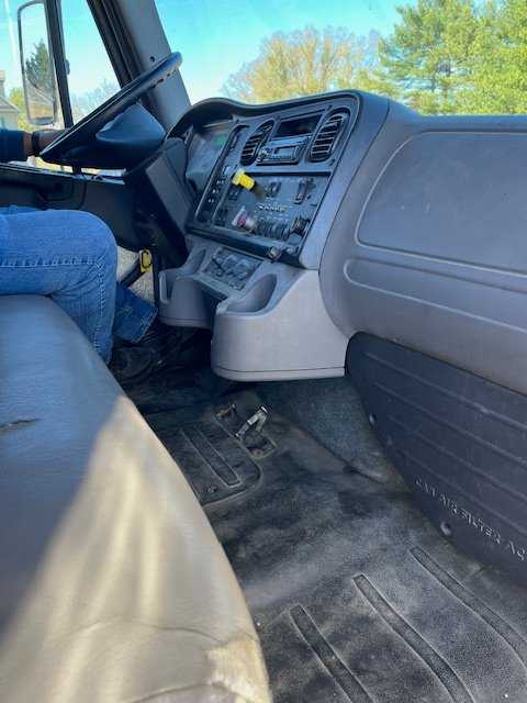 2017 Freightliner McNeilus Rear Loader — photo 8