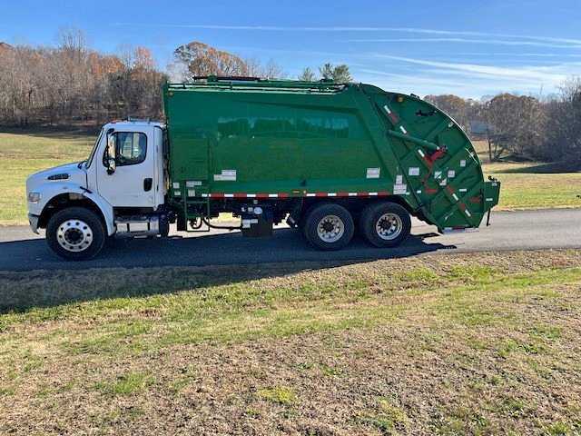 2017 Freightliner McNeilus Rear Loader — photo 2