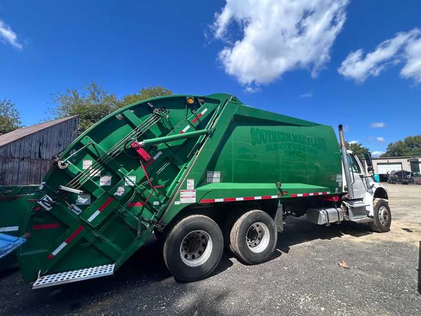 2017 Freightliner McNeilus Rear Loader — photo 3
