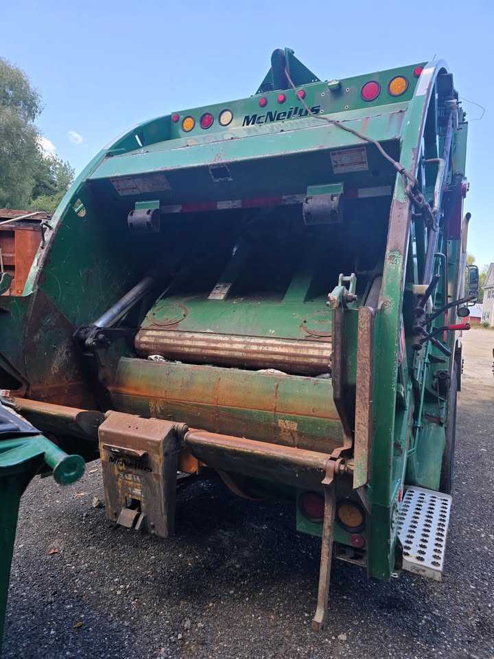 2017 Freightliner McNeilus Rear Loader — photo 6
