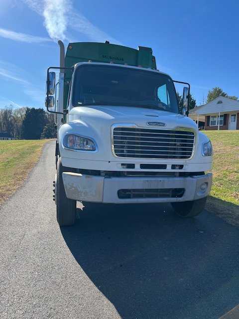 2017 Freightliner McNeilus Rear Loader — photo 5