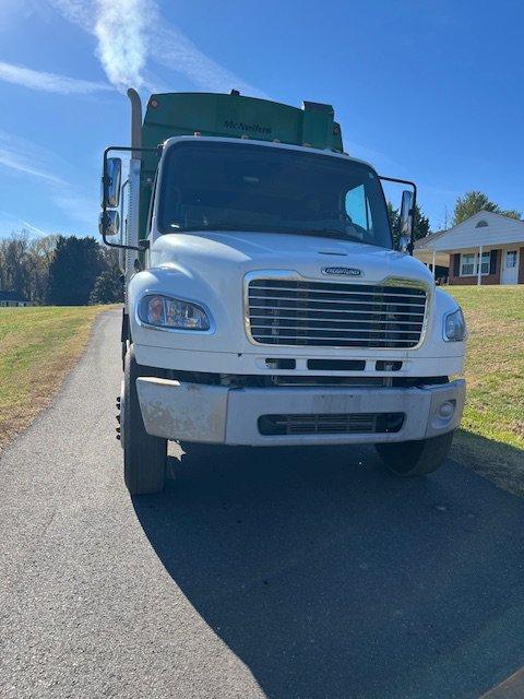2017 Freightliner McNeilus Rear Loader - image 5