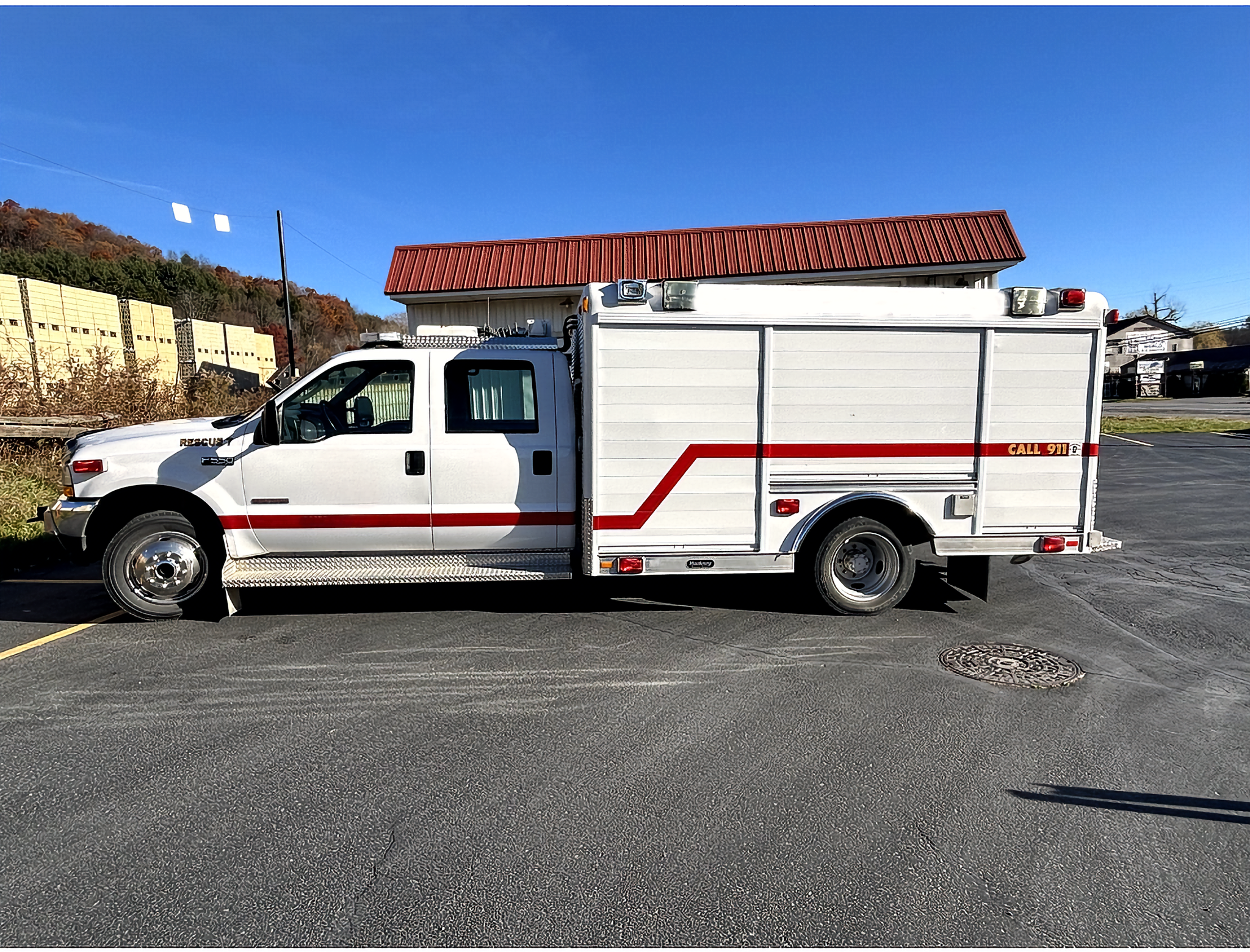 2003 Ford F-550 Rescue - image 2
