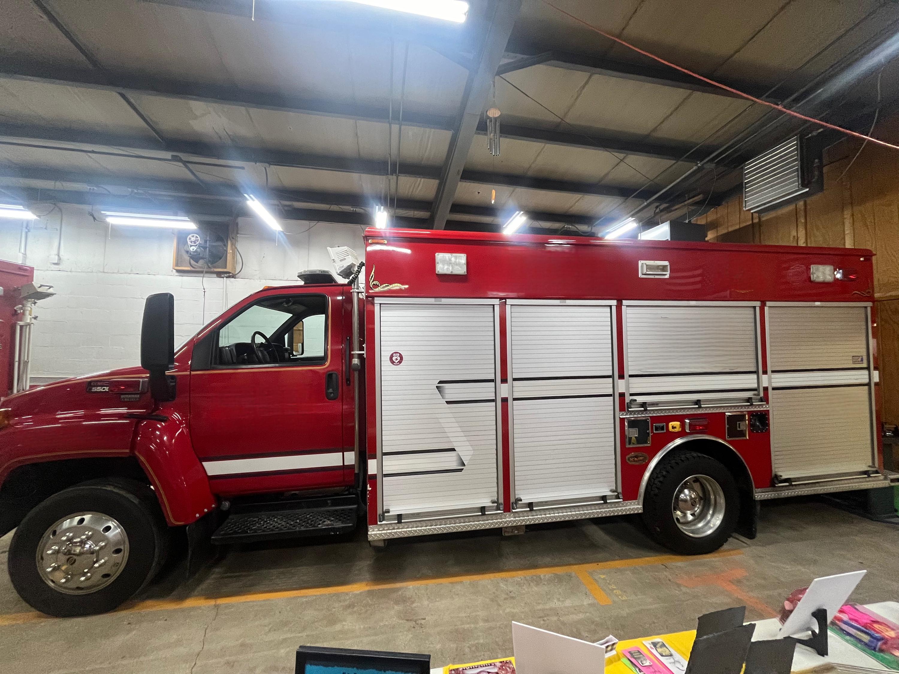 2005 GMC C5500 Rescue - image 4