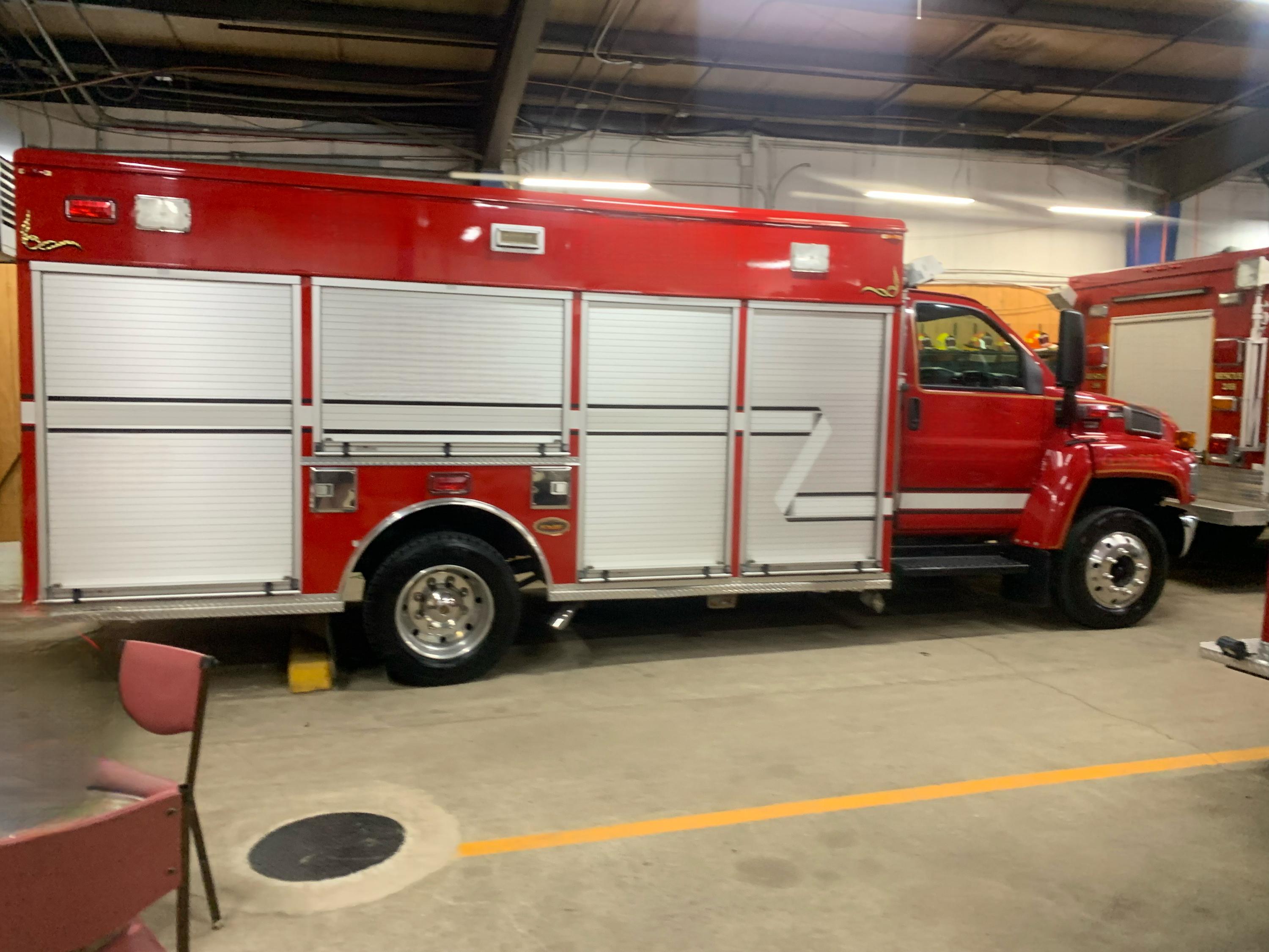 2005 GMC C5500 Rescue - image 5