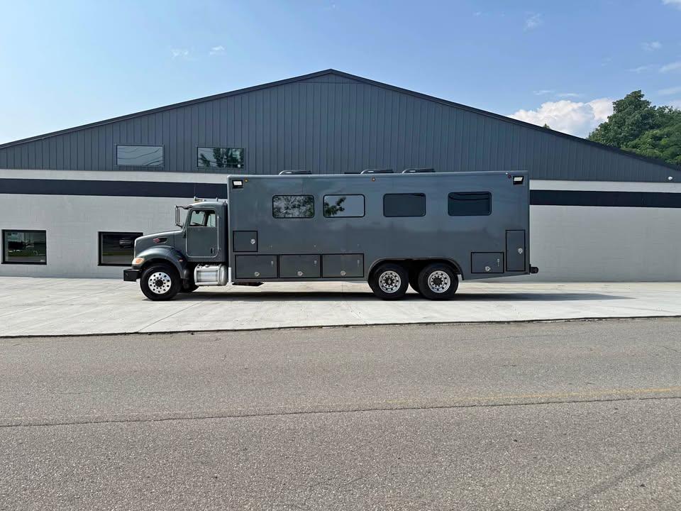 2007 Peterbilt Mobile Command Center