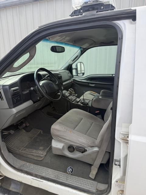 2005 Ford f250 4x4 Command Truck - image 3