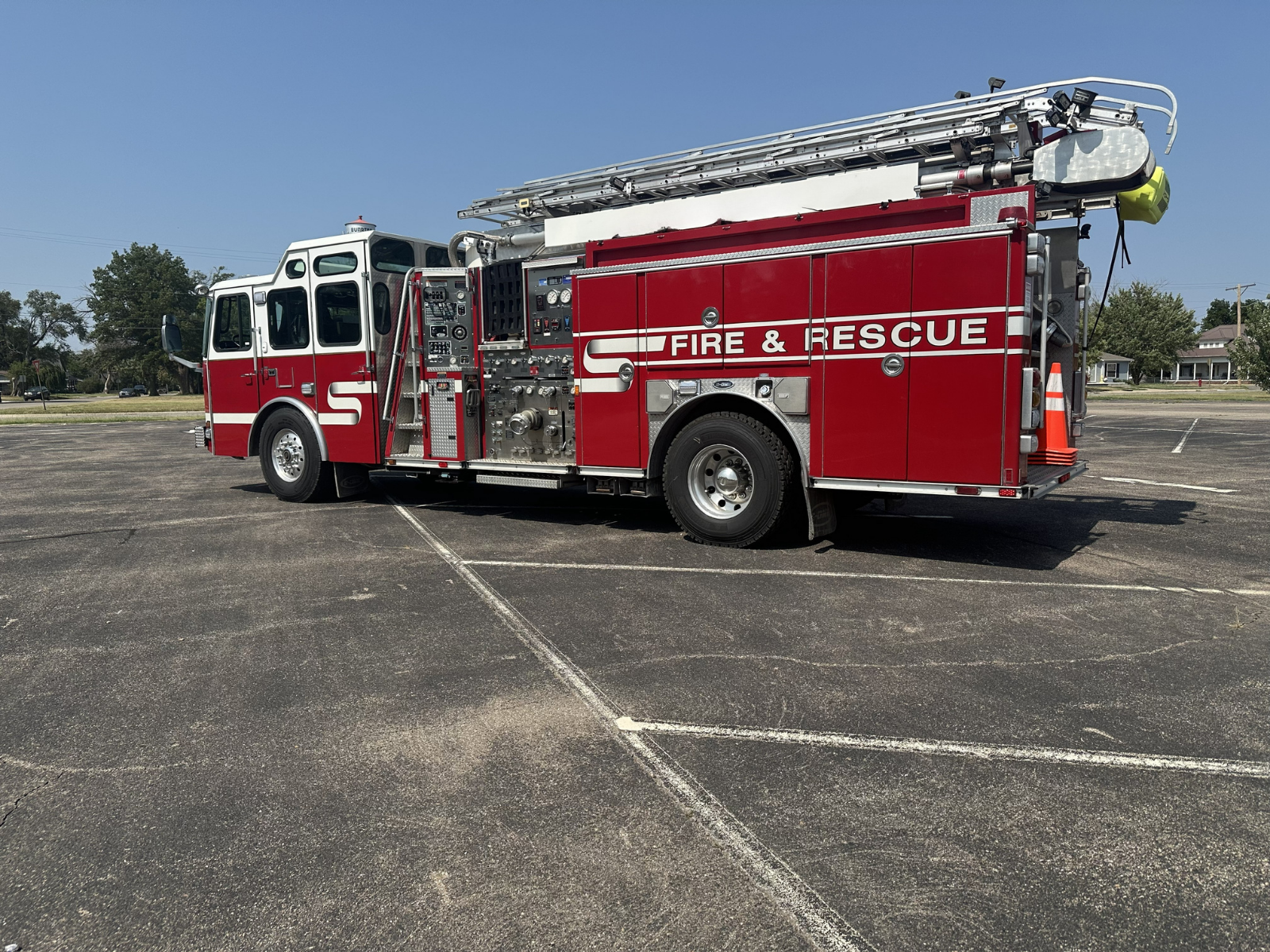 2001 E-One 50' Quint - image 3