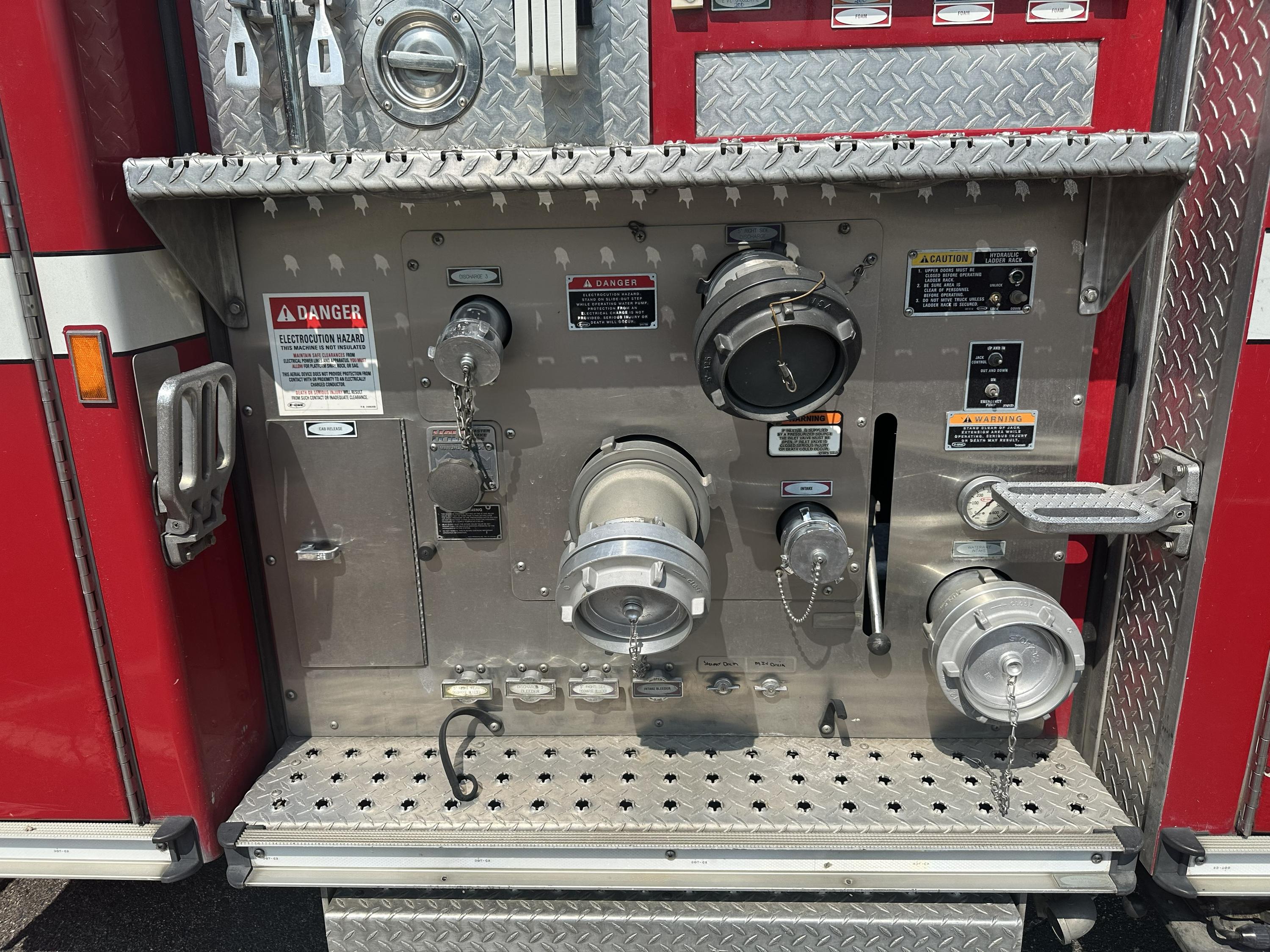 2001 E-One 50' Quint - image 31