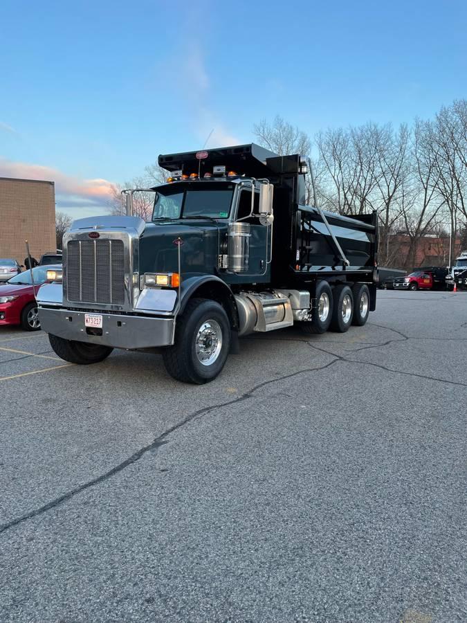 2013 Peterbilt 367 Dump Truck - image 1