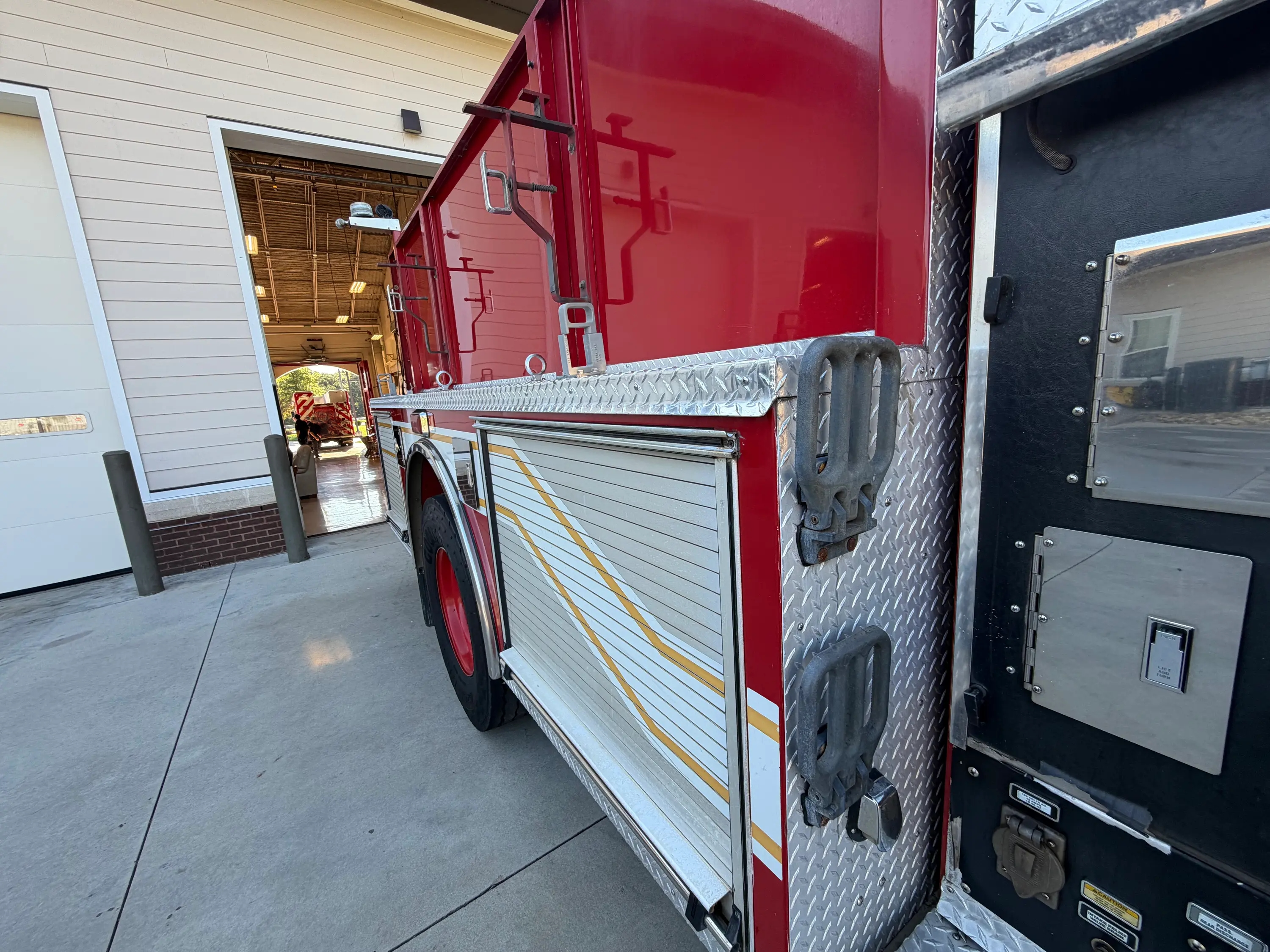 1999 Pierce Saber Pumper - image 9