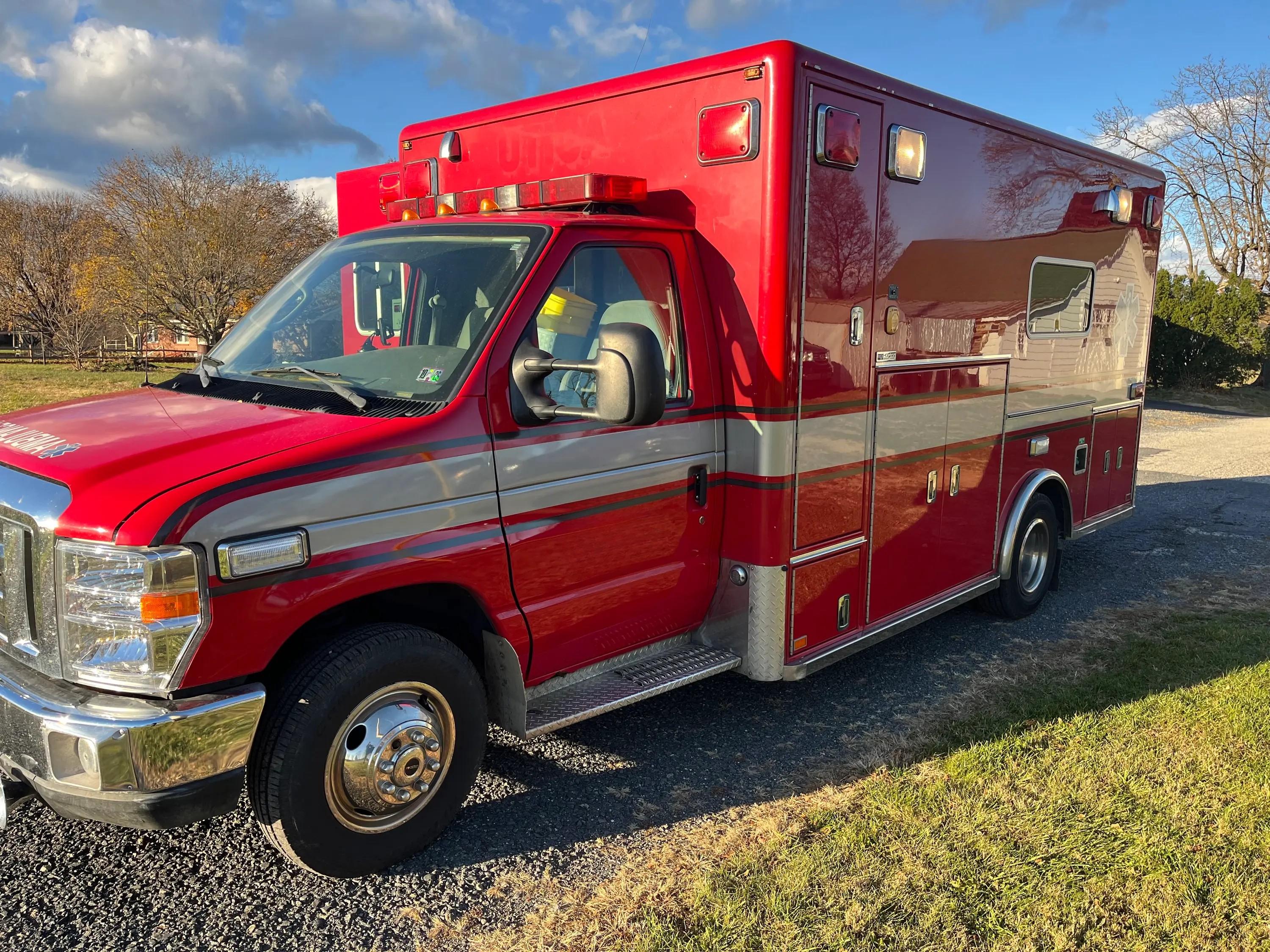 2008 Horton Ford Type III Ambulance - image 3