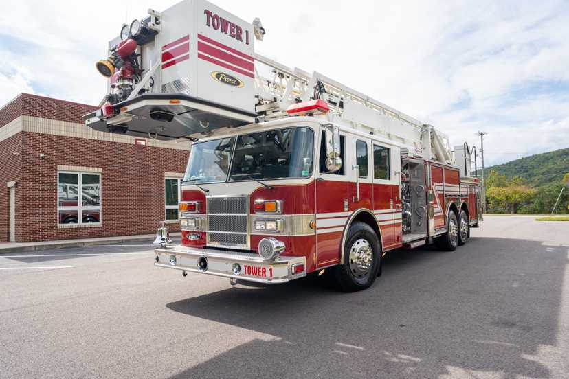 2002 Pierce Dash 85' Quint 2000/400