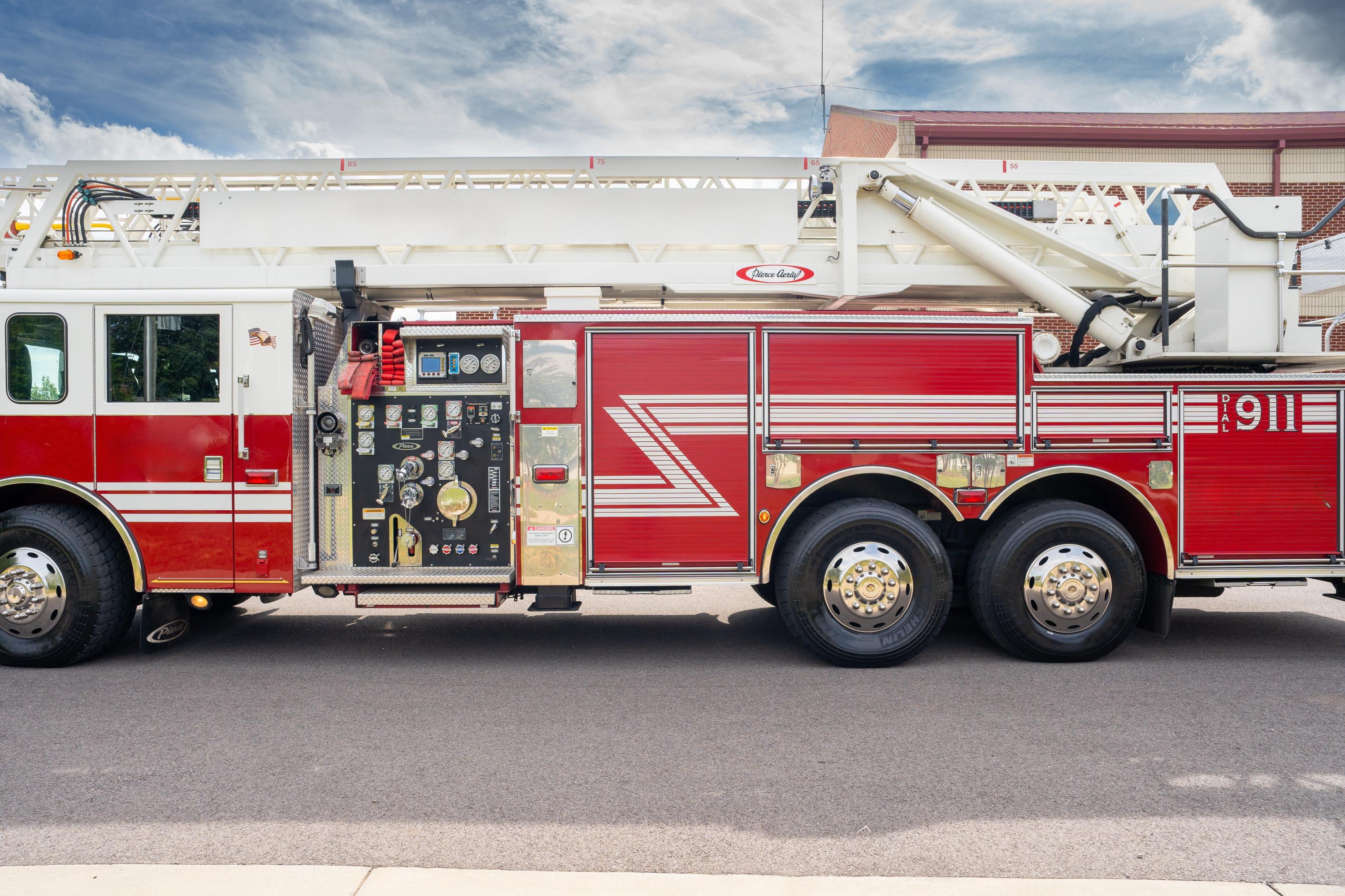 2001 Pierce Dash 85' Quint - image 19