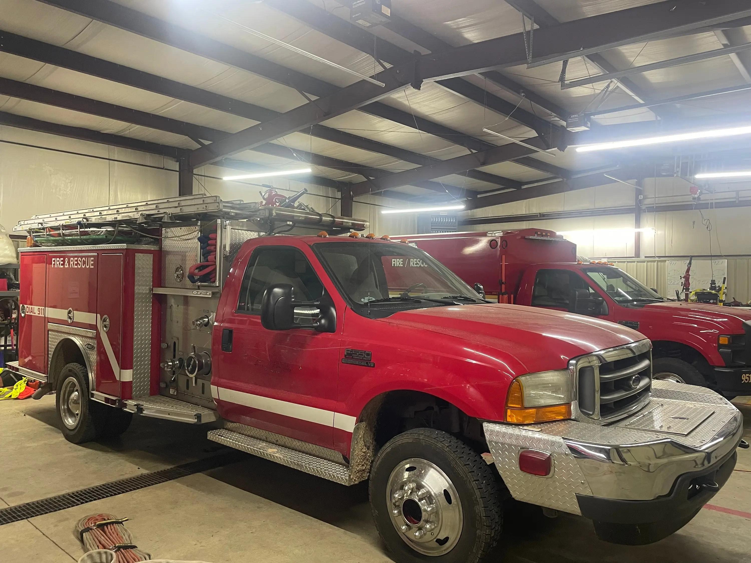 2001 E-One Ford 4x4 Mini Pumper - image 4