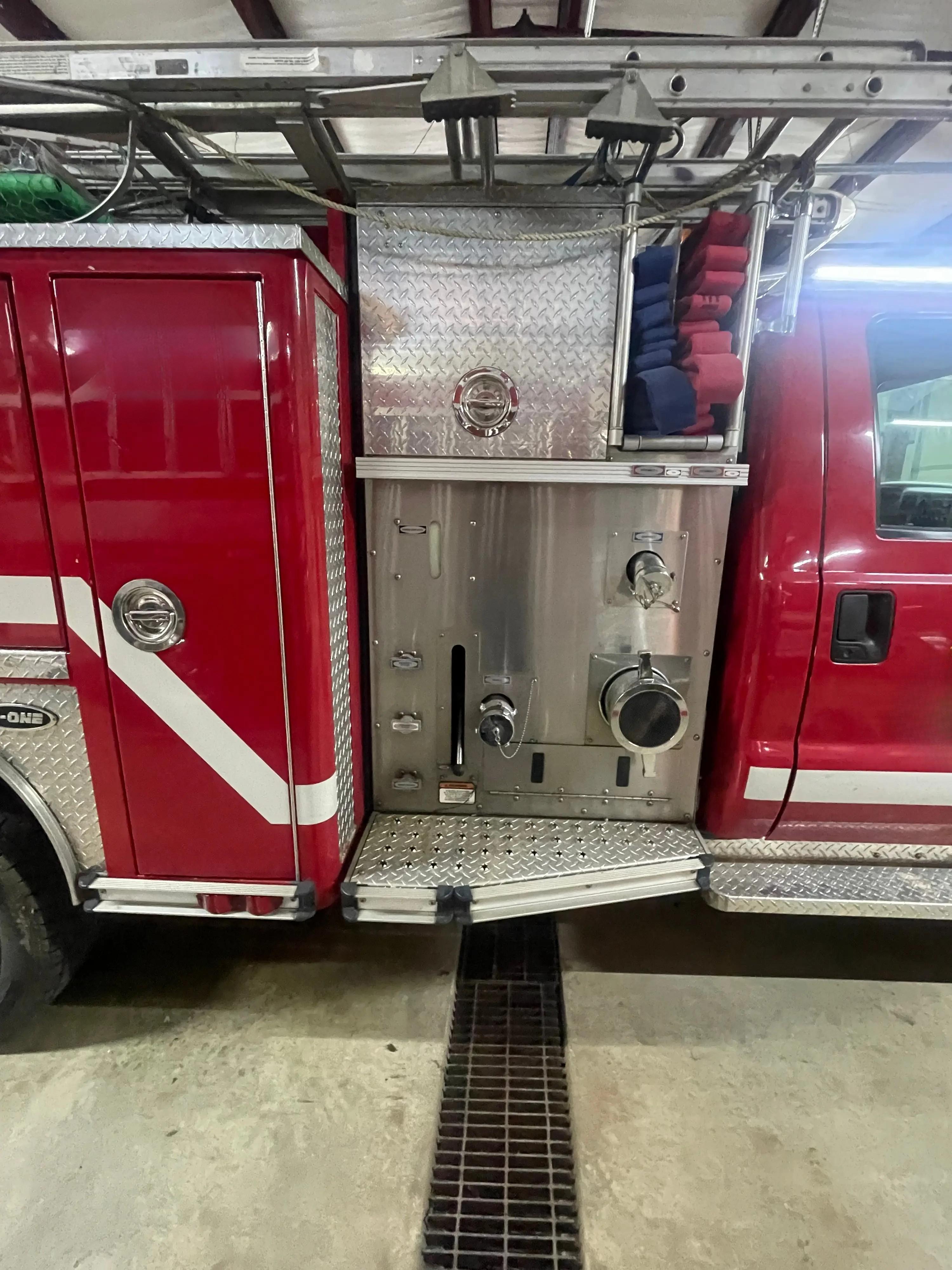 2001 E-One Ford 4x4 Mini Pumper - image 6