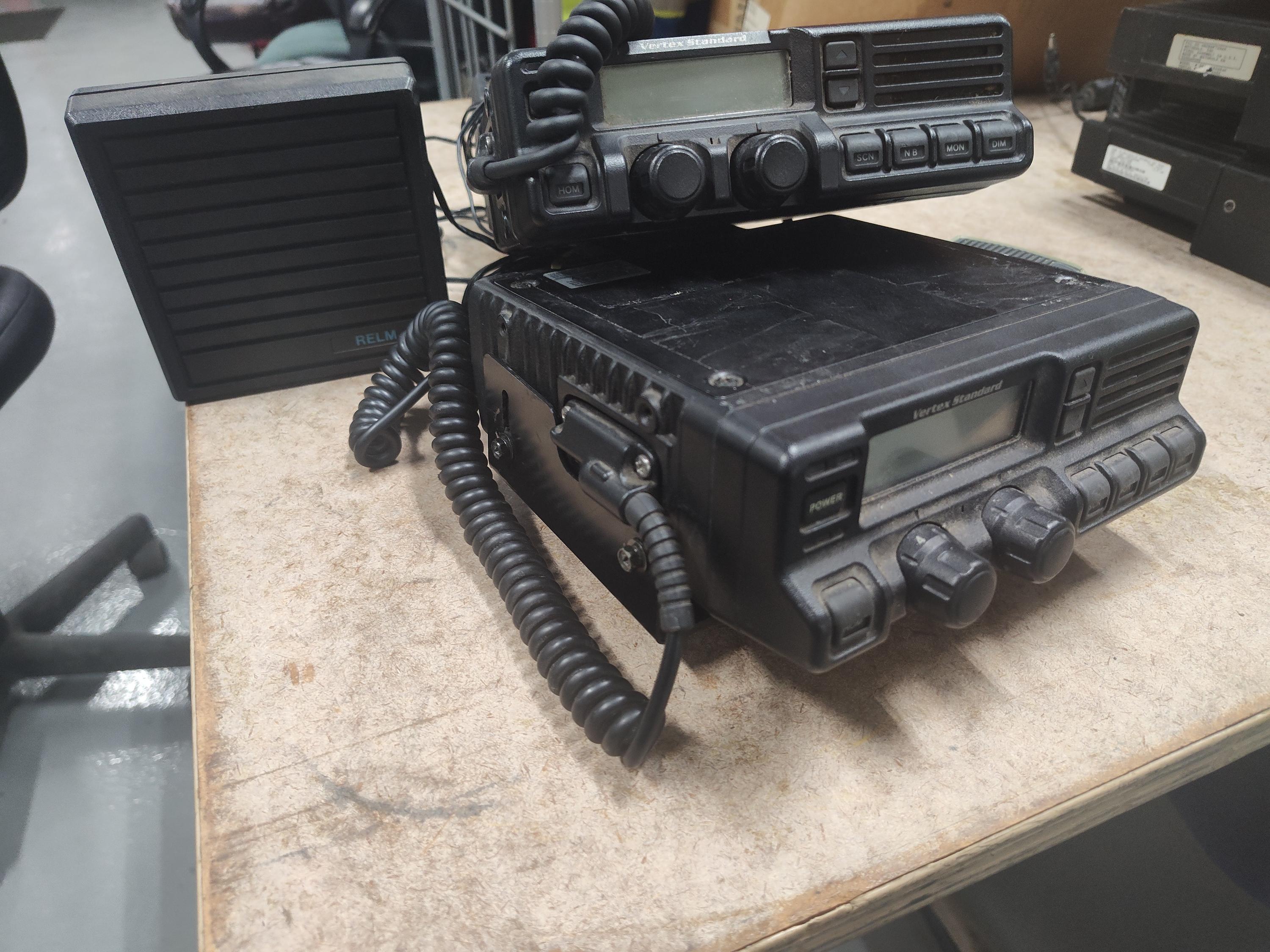 Large quantity of old radios - image 8