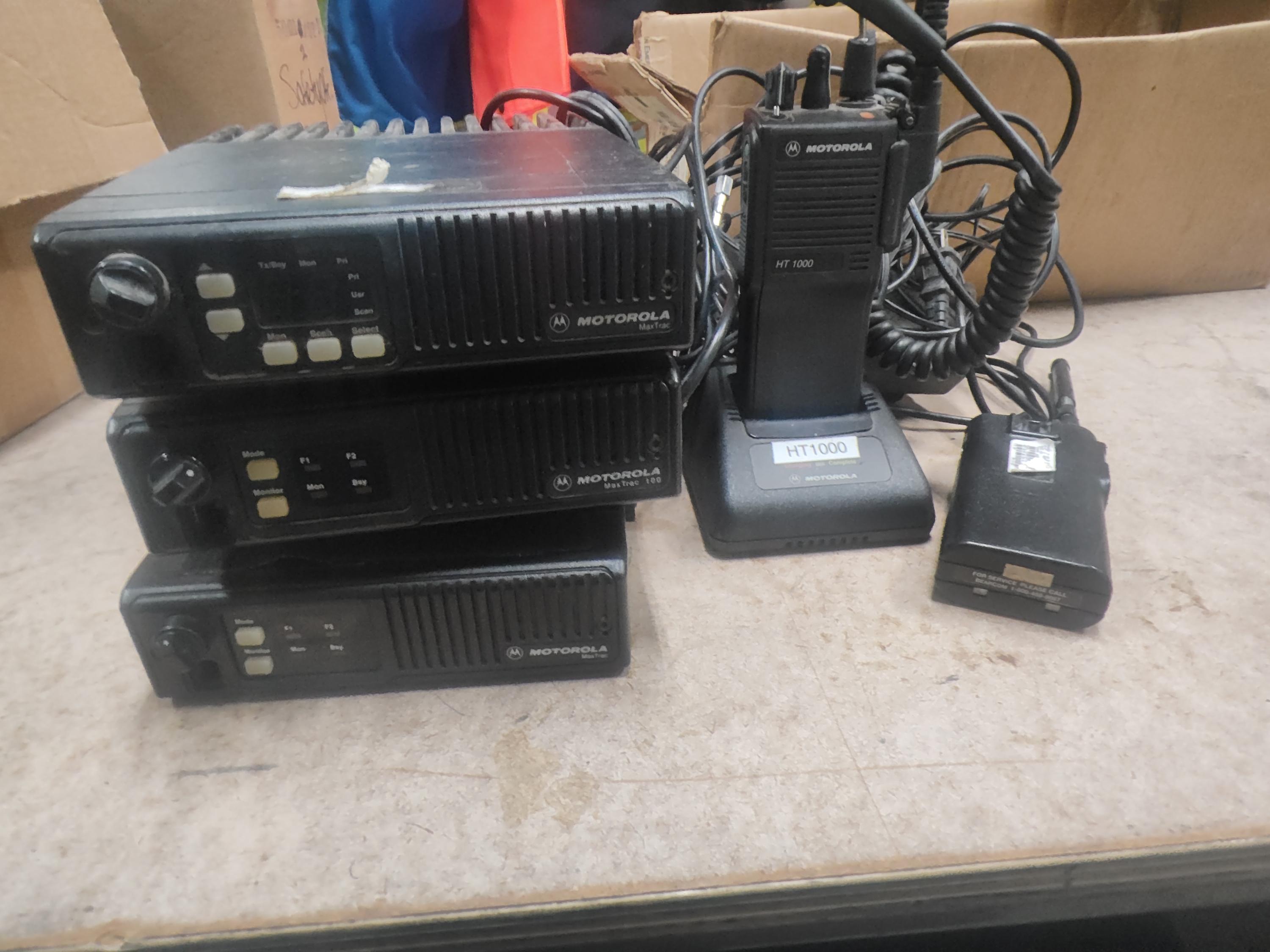 Large quantity of old radios - image 1
