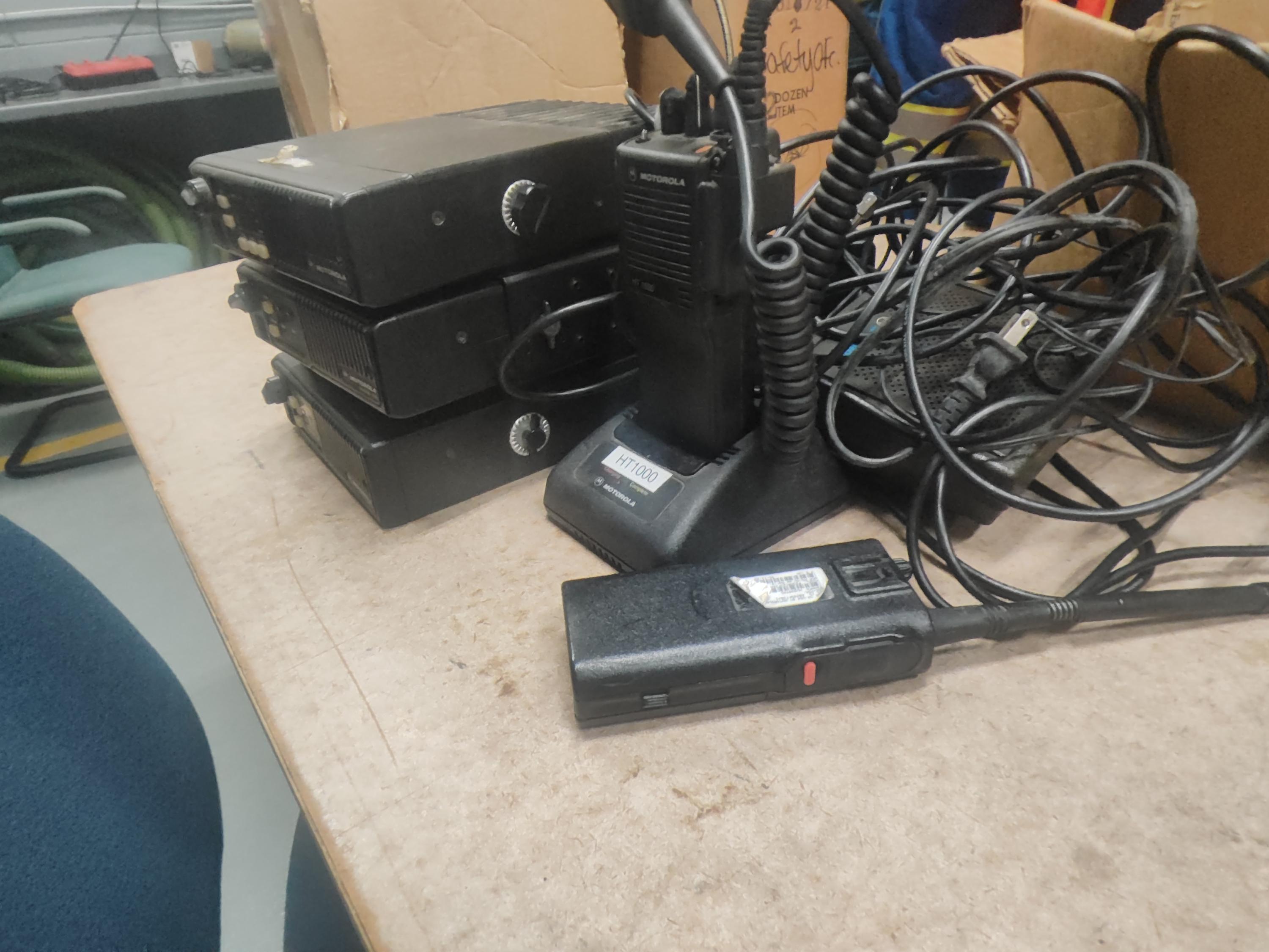 Large quantity of old radios - image 2