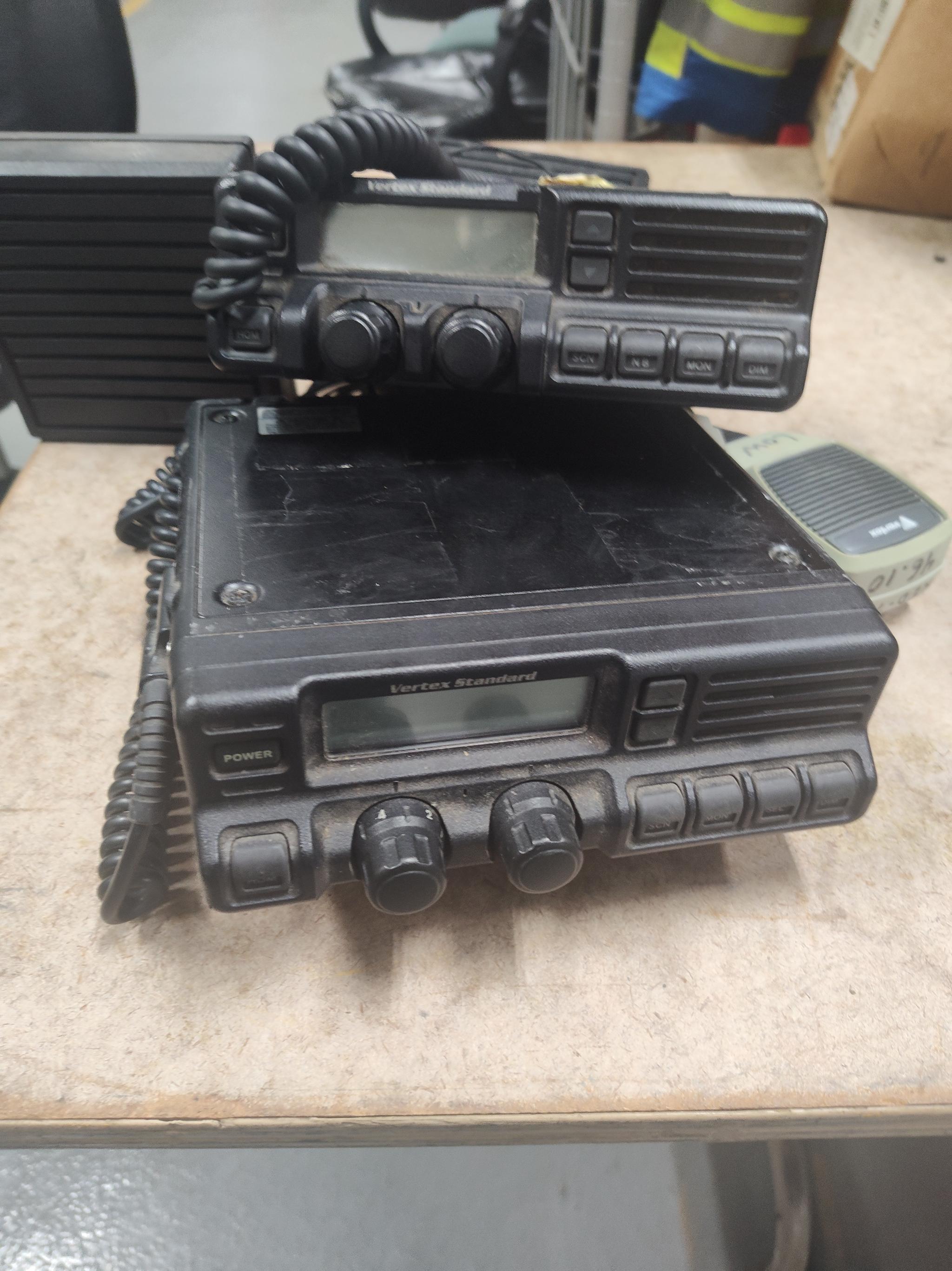 Large quantity of old radios - image 3