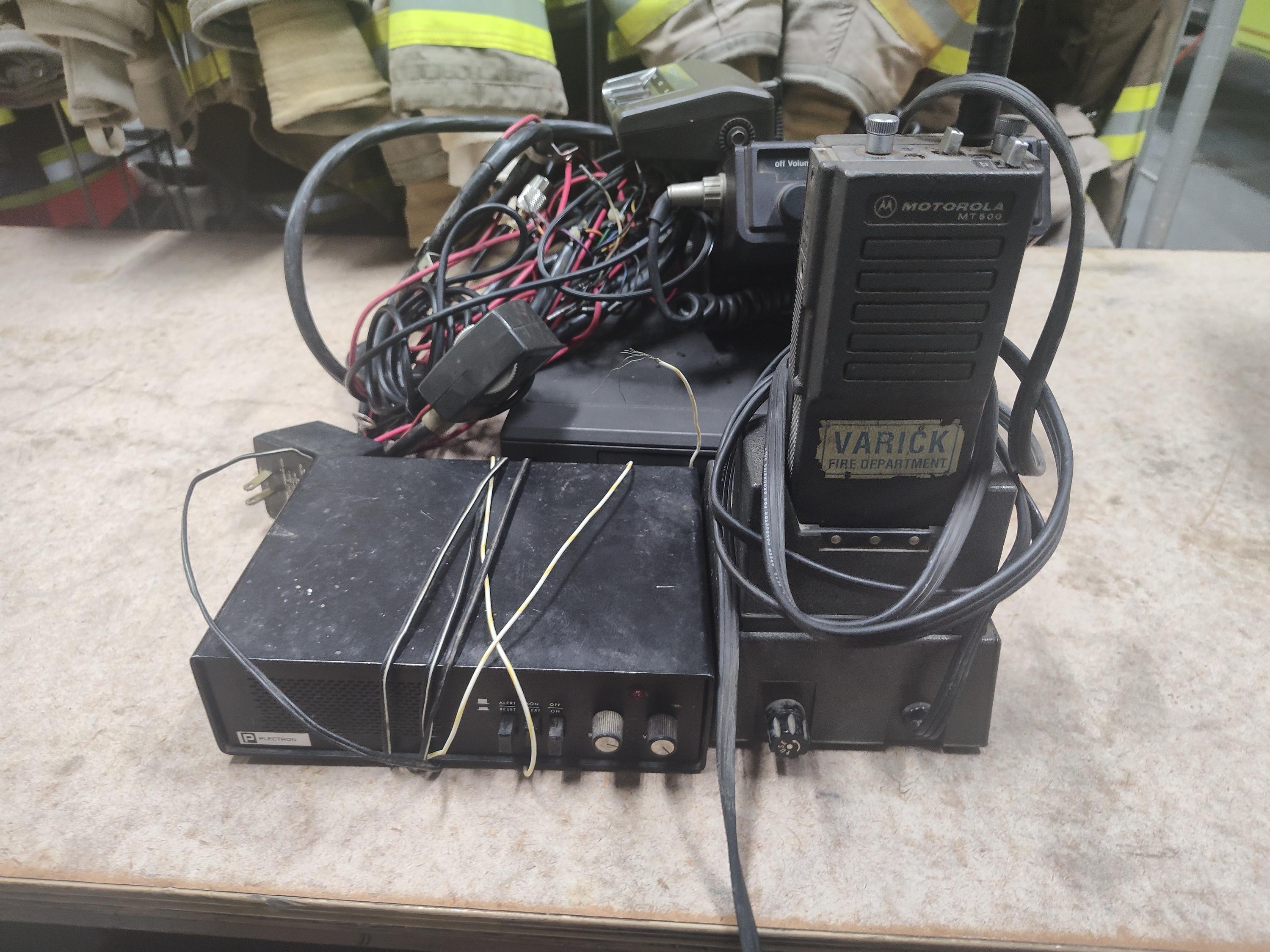 Large quantity of old radios - image 7