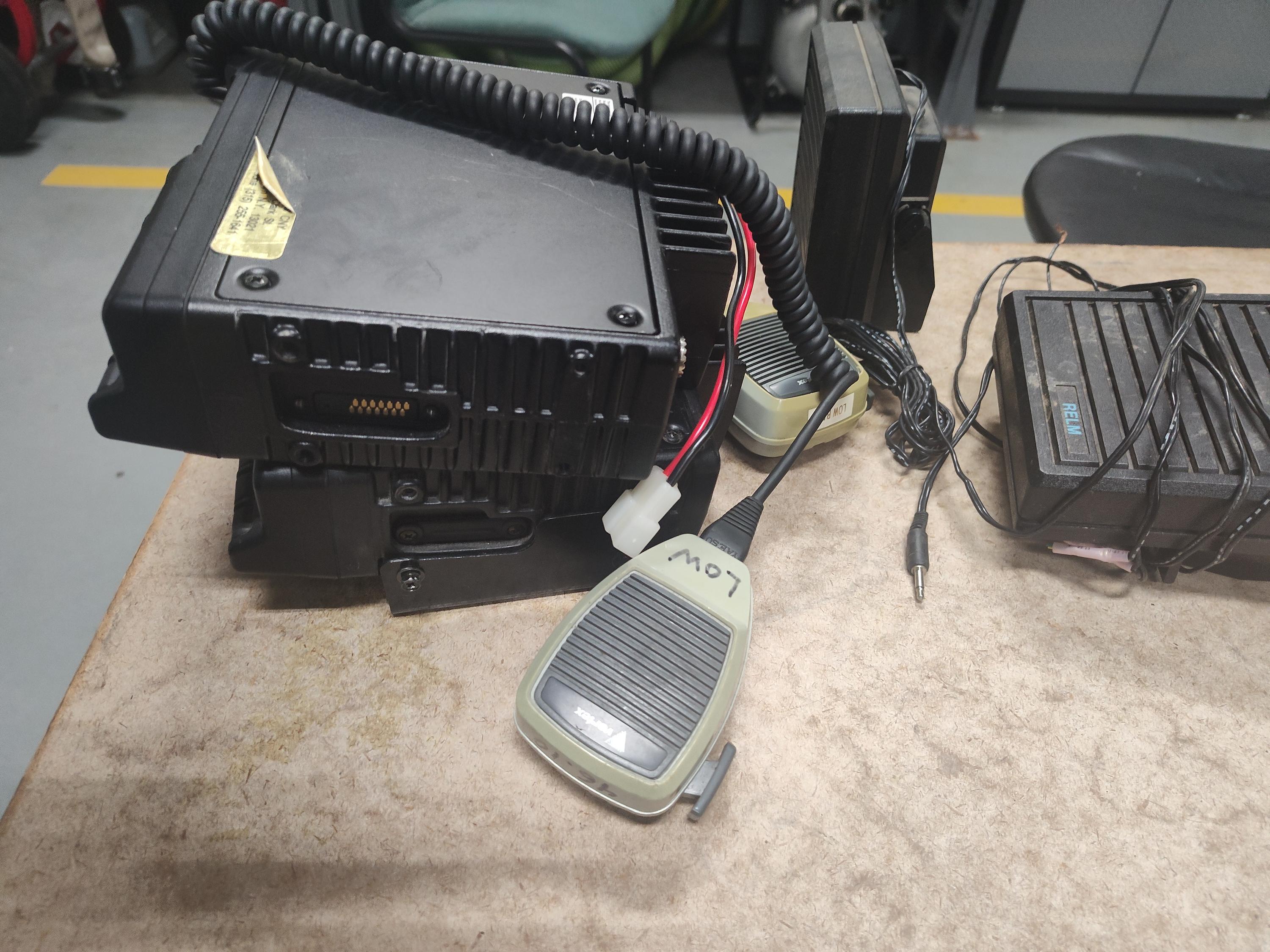 Large quantity of old radios - image 9