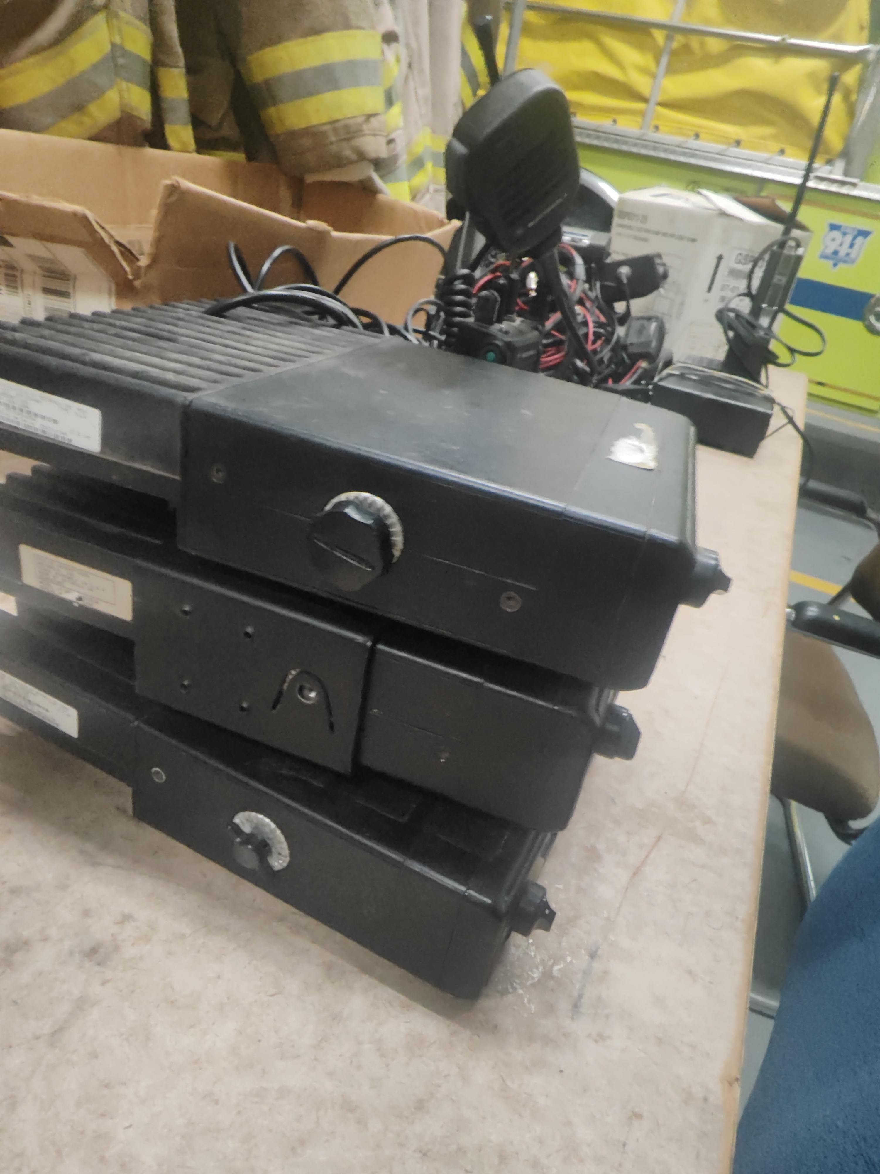 Large quantity of old radios - image 11