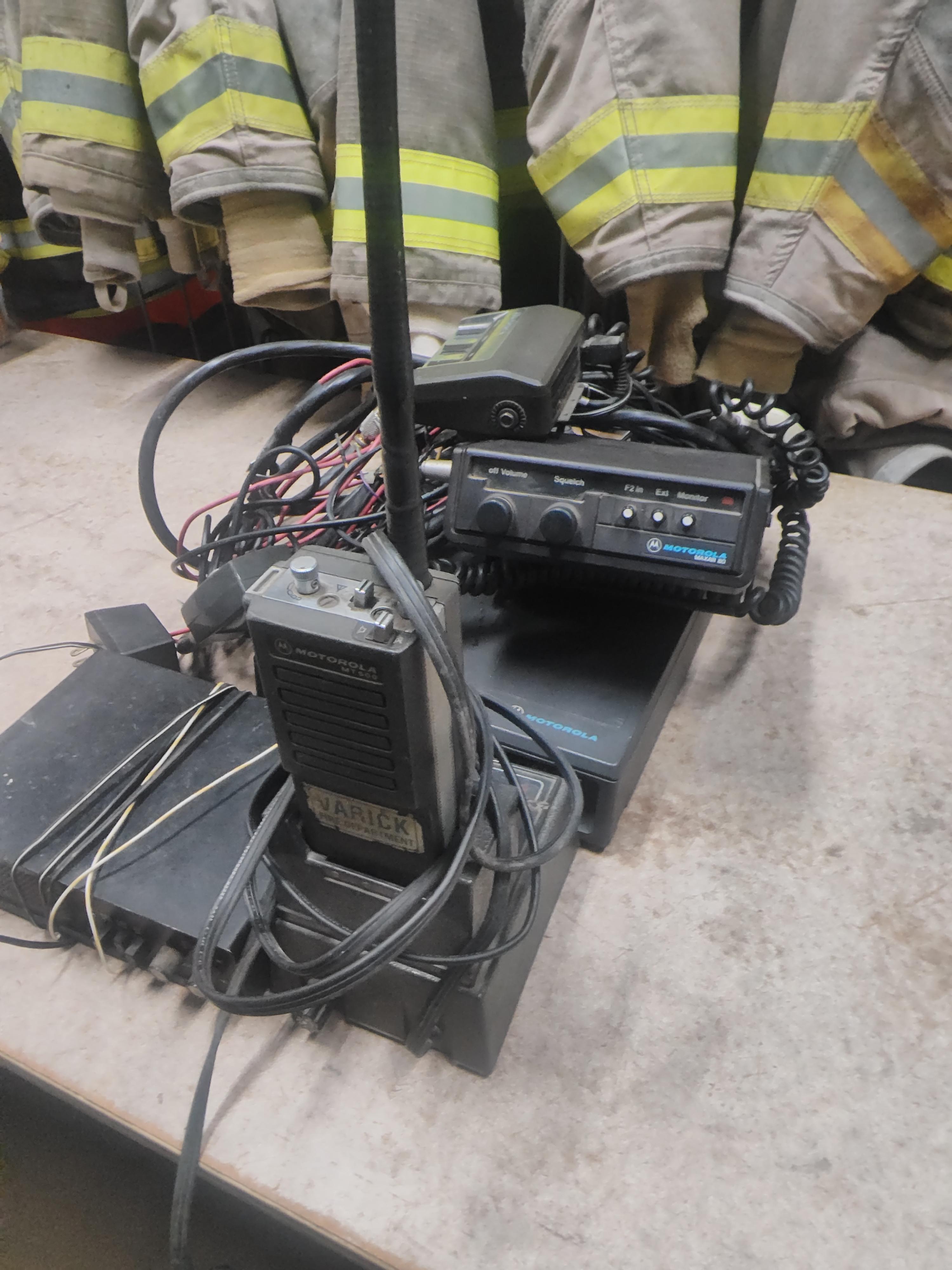Large quantity of old radios - image 12