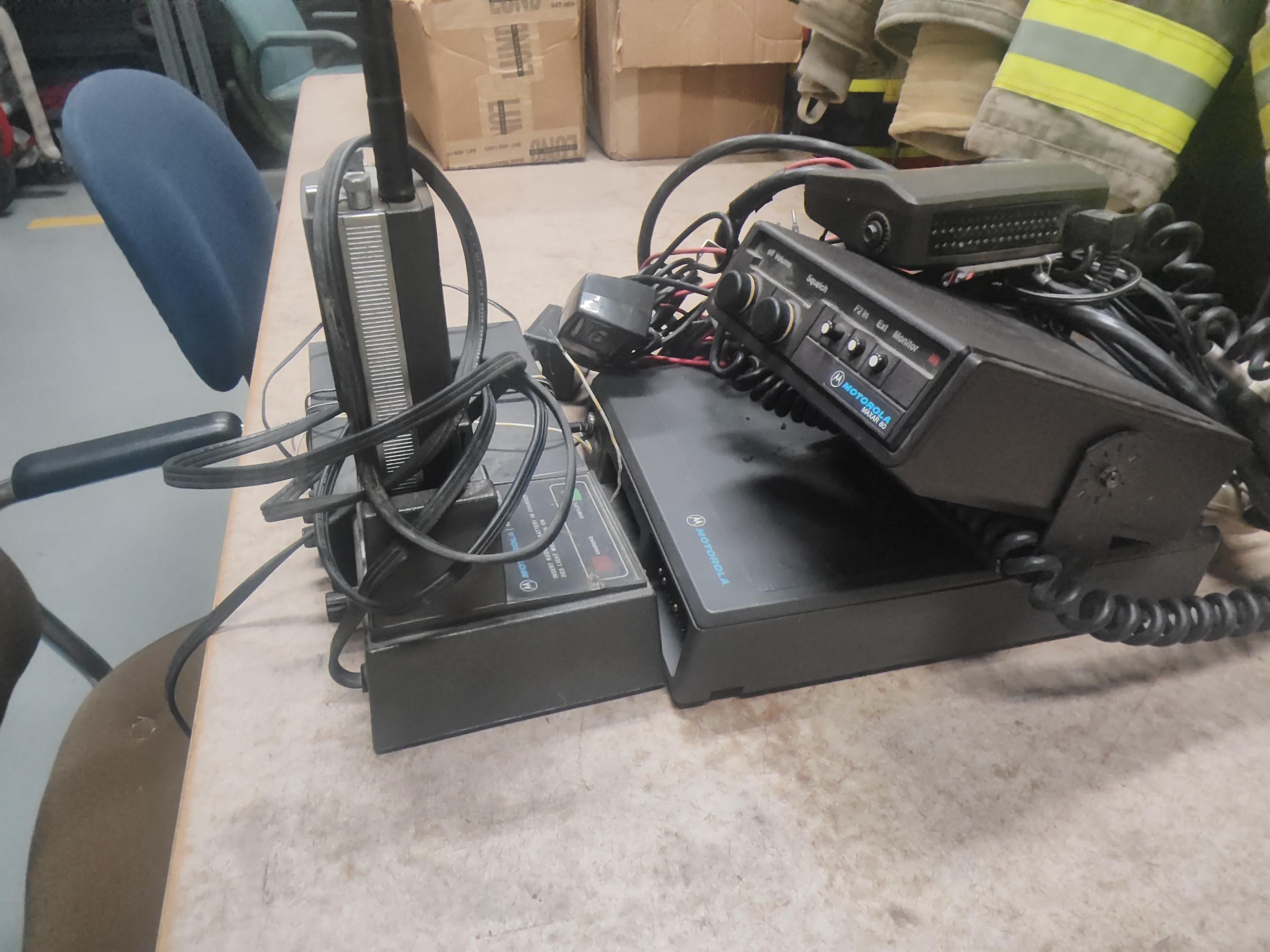 Large quantity of old radios - image 13