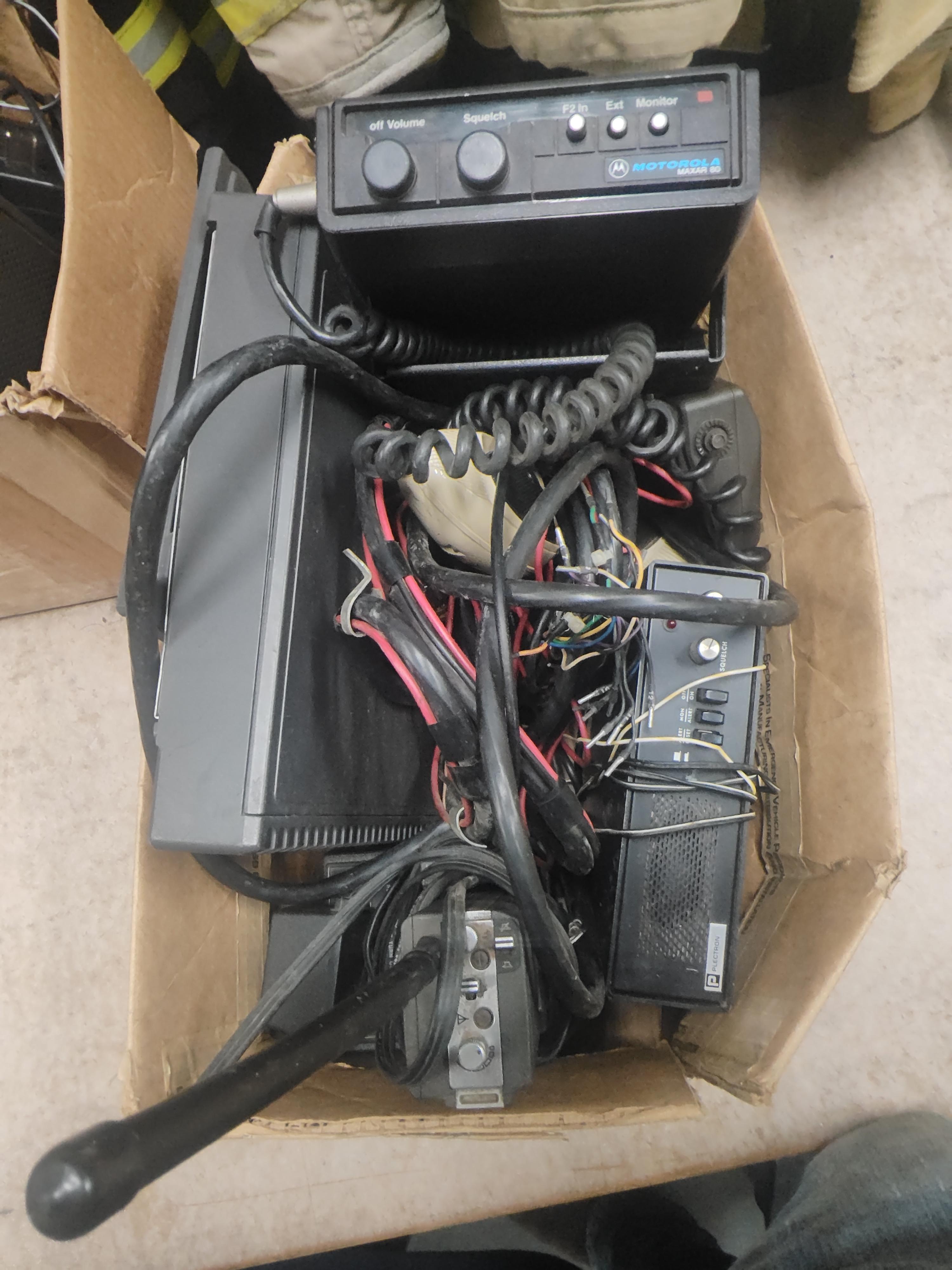 Large quantity of old radios - image 14