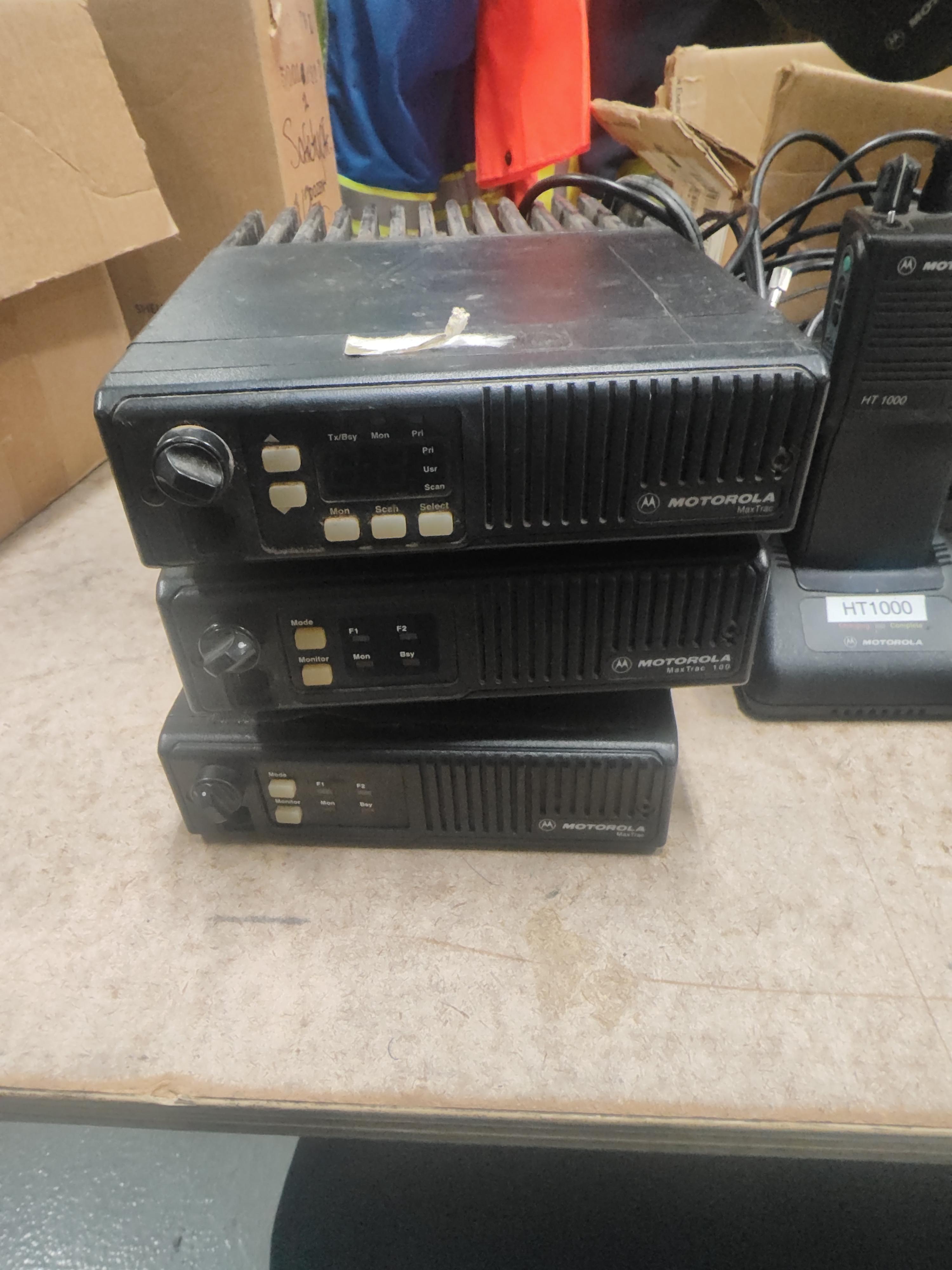 Large quantity of old radios - image 15