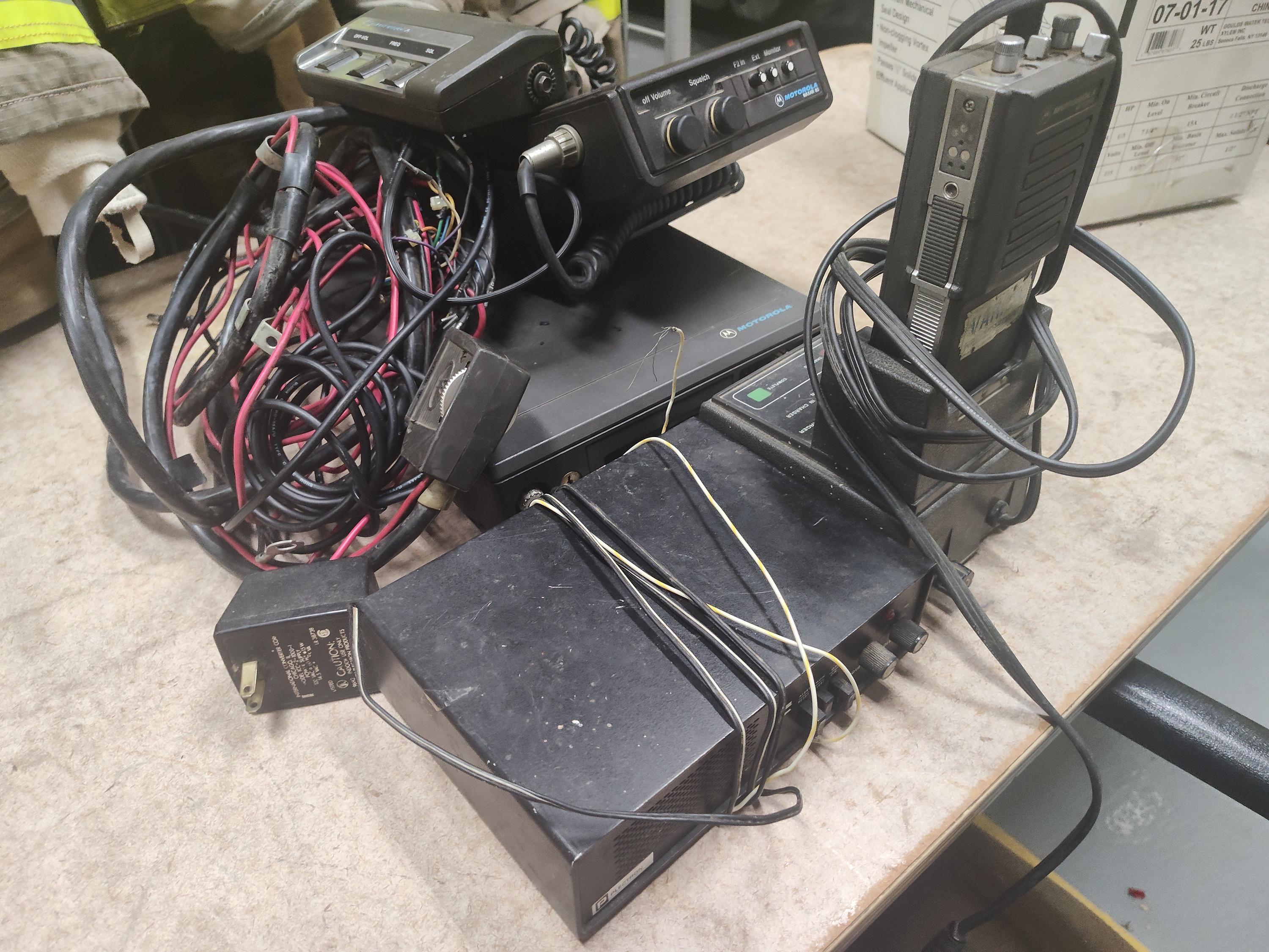 Large quantity of old radios - image 16